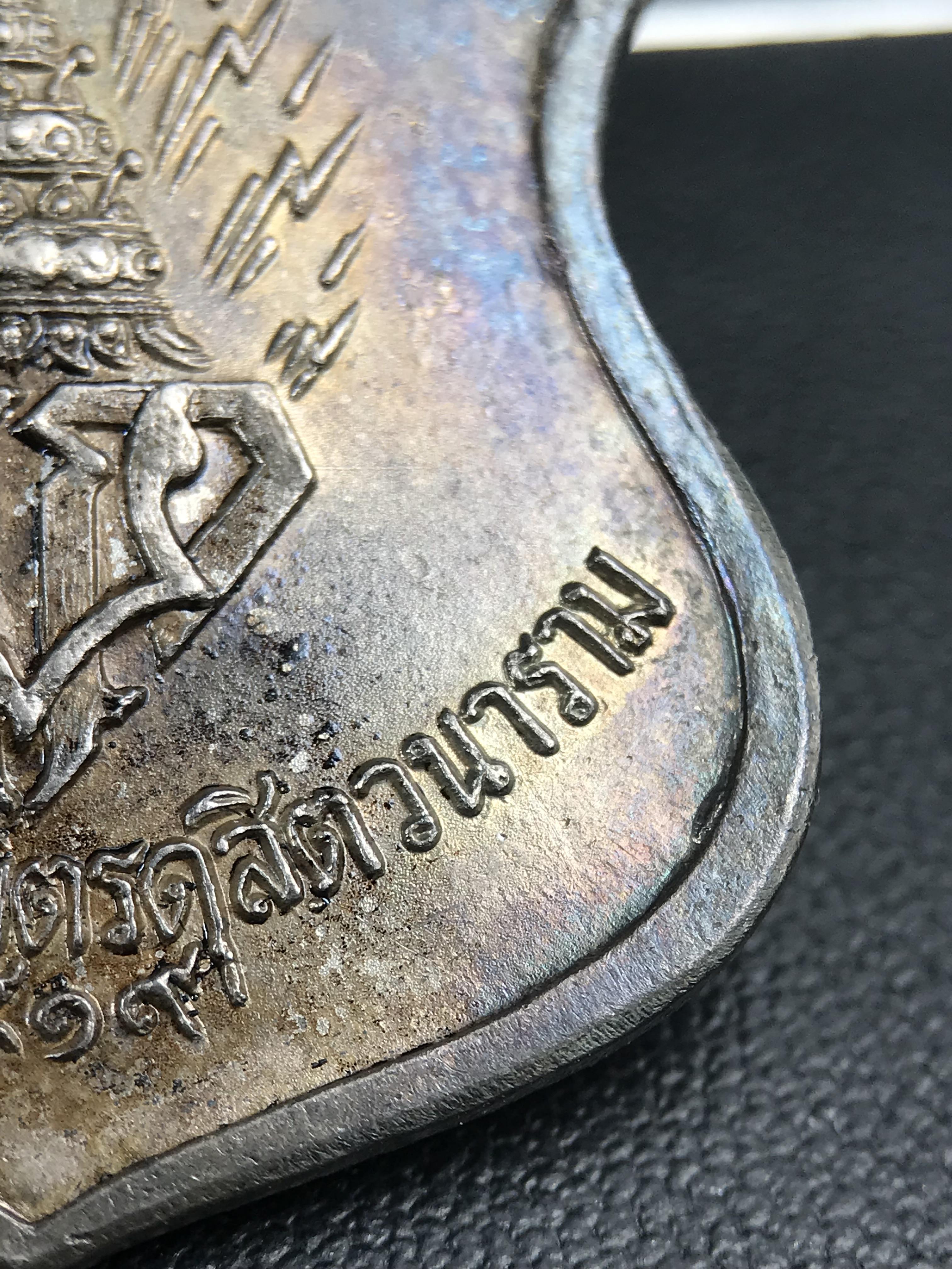 เหรียญพระพุทธชินราช มวก. วัดเบญจมบพิตรฯ ปี 2519 เนื้อเงิน(ผิวเดิมผิวน้ำทองกระจายตามองค์พระสวยมาก สภาพสวยพร้อมกล่องบรรจุเดิม(ในหลวงรัชกาลที่9และสมเด็จพระราชินีเสด็จฯเททอง)เหรียญดีพิธีใหญ่ หลวงปู่โต๊ะ วัดประดู่ฉิมพลี ร่วมปลุกเสก(เนื้อเงินพบเจอน้อยมาก หายาก)