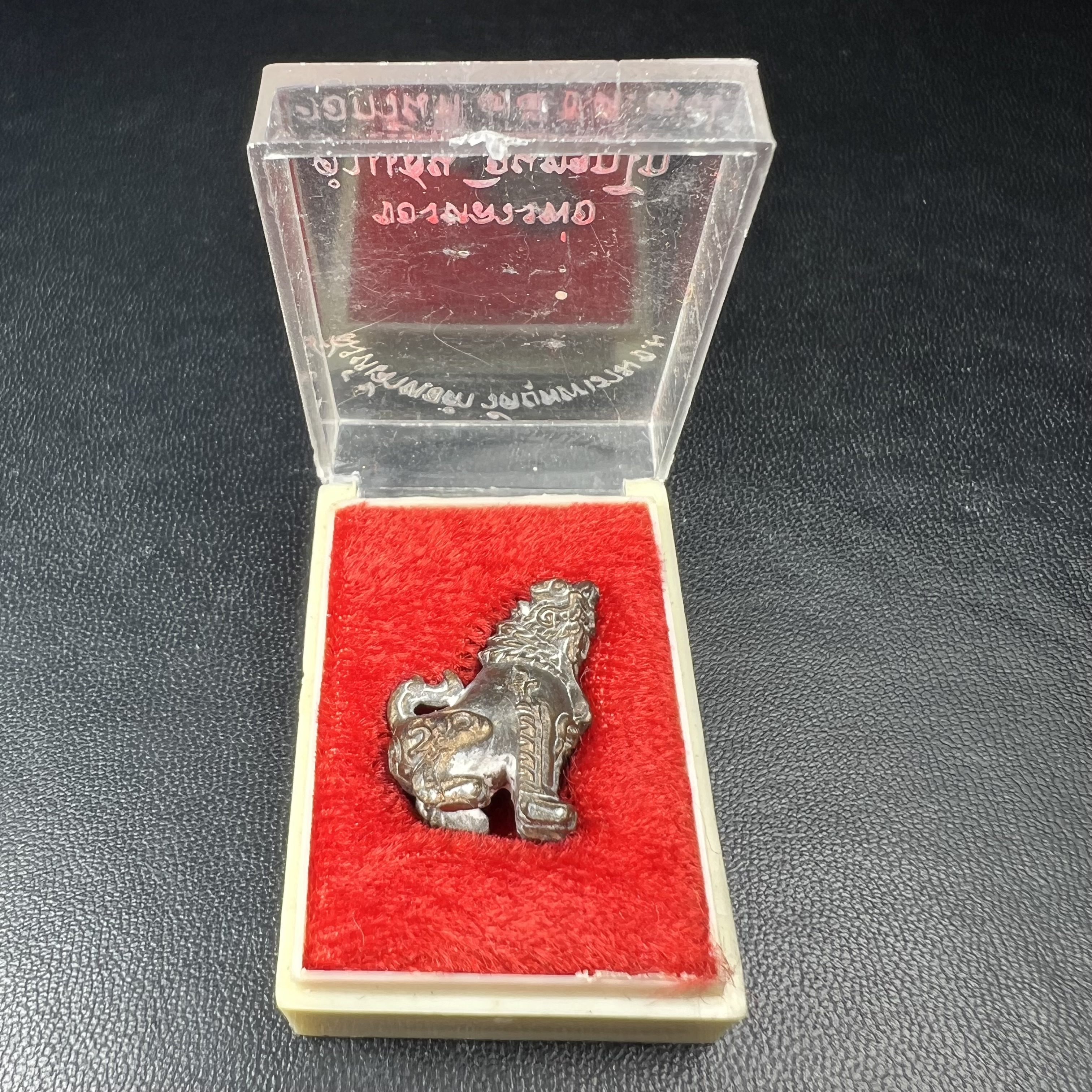 สิงห์เจ้าพ่อดำ วัดบุพพาราม จ.เชียงใหม่ ปี 2518 เนื้อนวโลหะ(ตอก 2 โค๊ต)หายาก(สภาพผิวเดิมสวยเดิมกล่องครบ) สิงห์รุ่นนี้มีพิธีดีมีเกจิอาจารย์ที่ร่วมปลุกเสกมากมาย****เครื่องราง ที่พระบาทสมเด็จพระเจ้าอยุ่รัชกาลที่ ๙ ทรงเสด็จฯประกอบพิธีด้วยพระองค์เอง