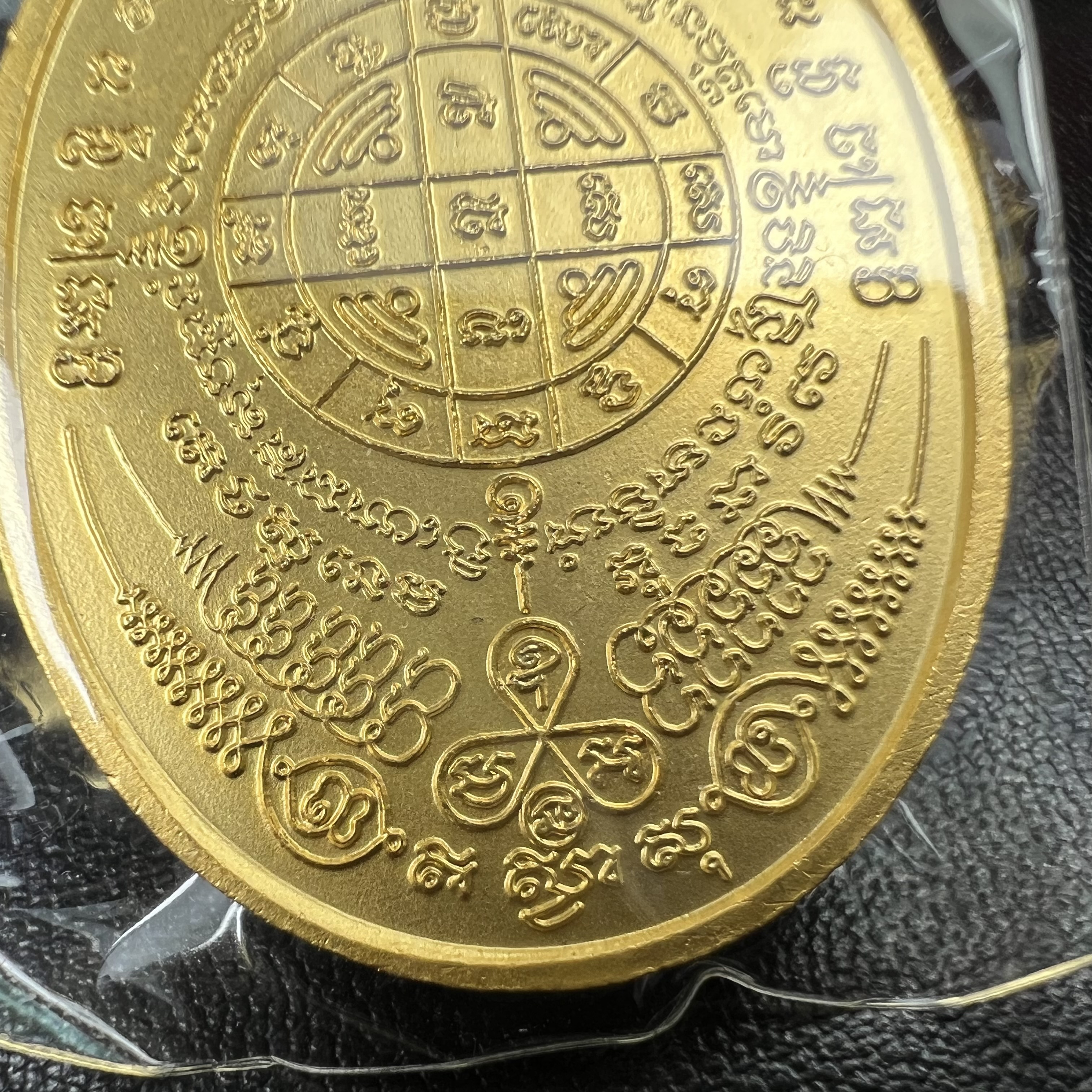 เหรียญครุฑดวงตรามหาเดช หลังยันต์มงกุฏพระเจ้า วัดตรีทศเทพวรวิหาร ปี2553 เนื้อกะไหล่ทองลงยาแดง(สภาพสวยซีนซองเดิมกล่องบรรจุเดิม)ดวงตราแห่งชัยชนะ ความสำเร็จ เจริญรุ่งเรือง แก้อาถรรพ์ ต่างๆ