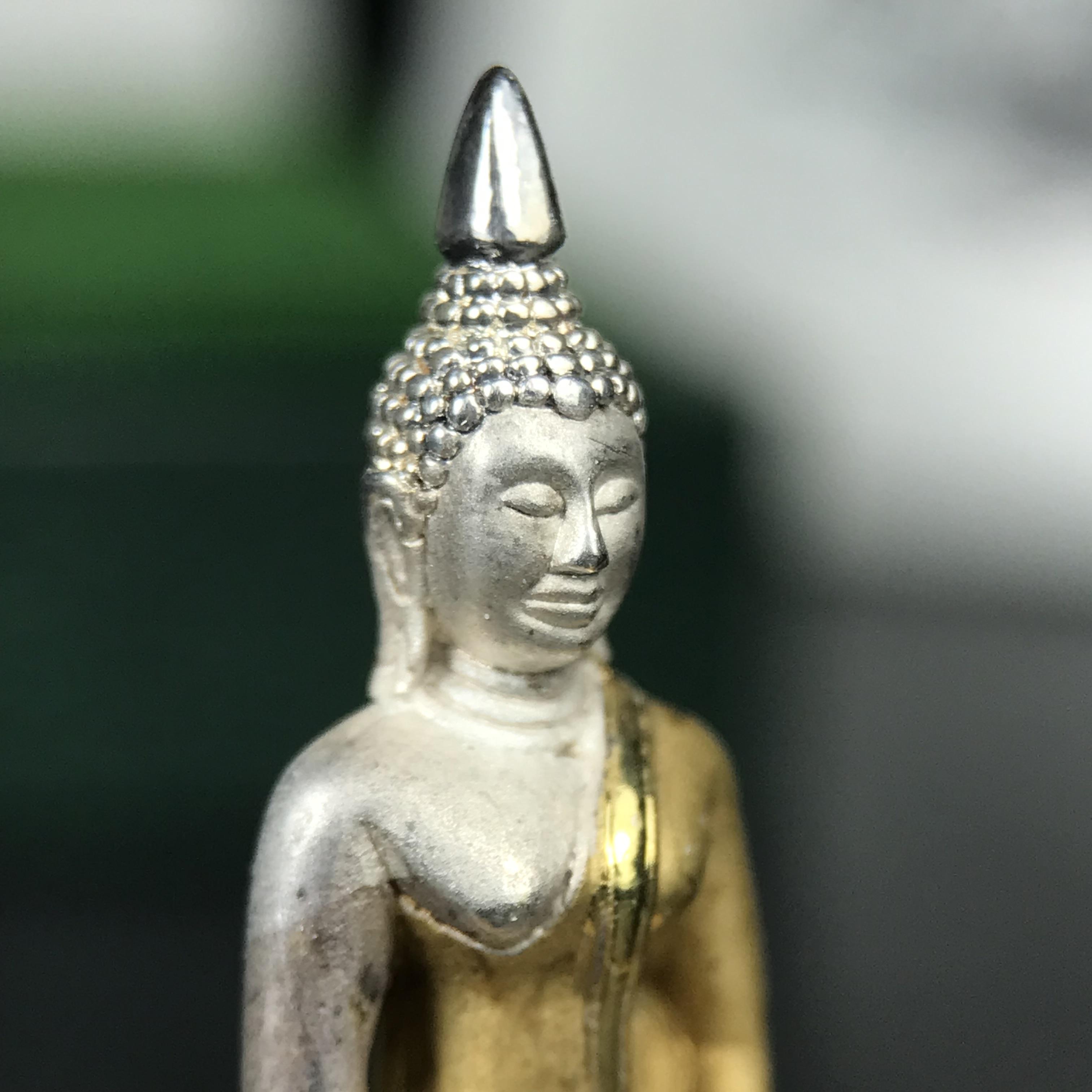 พระพุทธโสธร ภปร. รุ่นย้อนยุค สร้างพระอุโบสถ สมาคมชาวฉะเชิงเทรา จัดสร้าง ปี 2539 วโรกาสครองสิริราชสมบัติครบ 50 ปี เนื้อเงินชุบสามกษัตริย์ทรายนวลขัดเงาบางส่วน(สภาพผิวเดิม เก่าเก็บ) พร้อมกล่องบรรจุและใบรับรองเดิมครบ