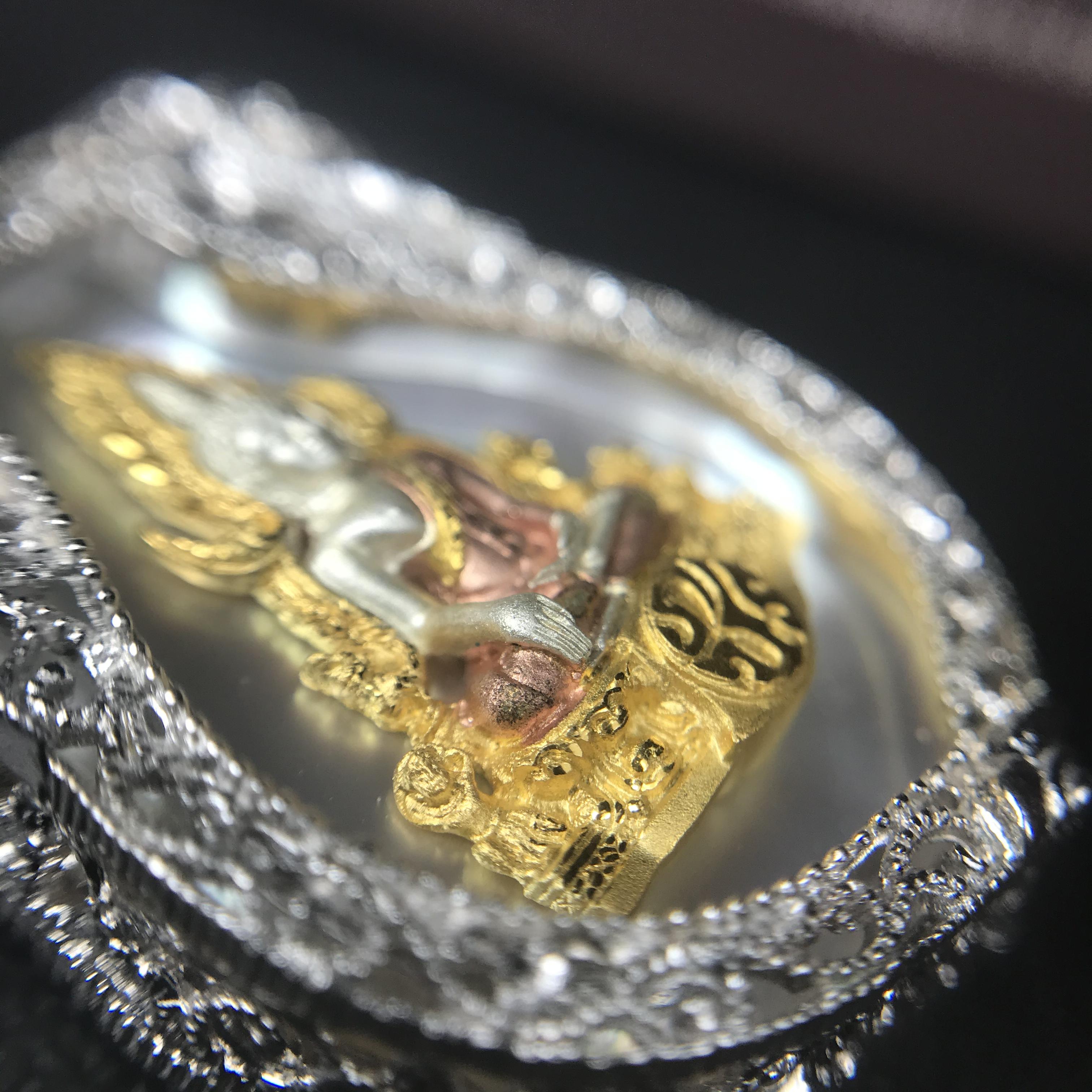 พระพุทธชินราช ภปร. โครงการ "เพราะแผ่นดินนี้ คือ แผ่นดินเกิด" ปี2548(รุ่นแรก) เหรียญทรงเสมา ขนาด 21 x 29 มม.เนื้อเงินสามกษัตริย์ องค์พระชุบสามกษัตริย์ ล้อมด้วยกรอบเงินชุบทองคำขาวสลักเสลาเป็นลวดลายละเอียดอ่อน ส่วนพื้นองค์พระเป็นเปลือกหอยมุขงดงาม