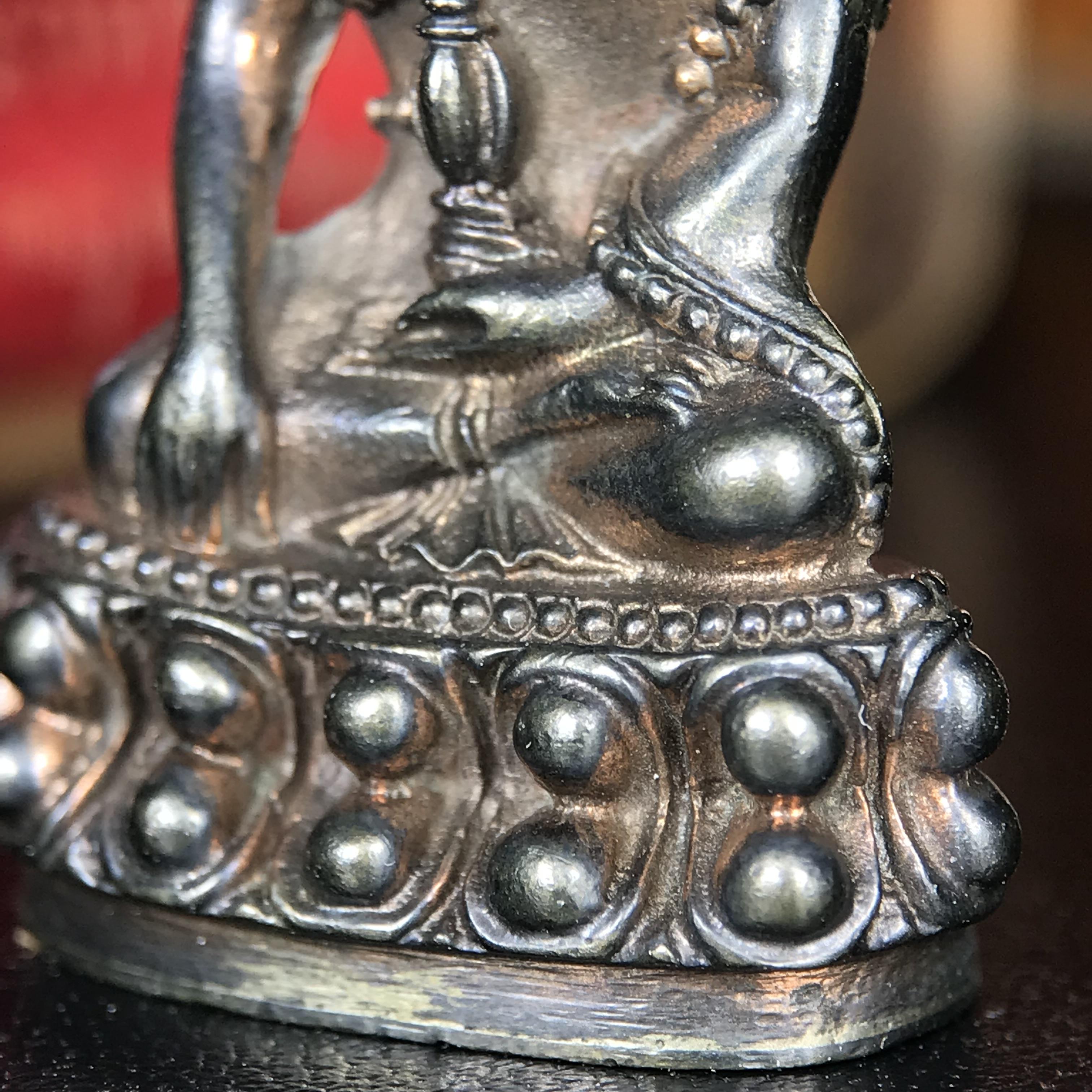 พระกริ่งนเรศวรพระองค์ดำ + พระชัยวัฒน์พระองค์ดำ อนุสรณ์ 100 ปี พิษณุโลกพิทยาคม (โรงเรียนชาย) พิธีจักรพรรดิมหาพุทธาภิเษก ปี 2542 เนื้อนวโลหะ(เต็มสูตรแก่ทองคำ) พิธีใหญ่มวลสารดีเกจิอาจารย์ยอดนิยมร่วมปลุกเสก*** ตอกโค้ดและหมายเลข*** 1 ใน 4999 องค์ ยอดนิยมหายาก