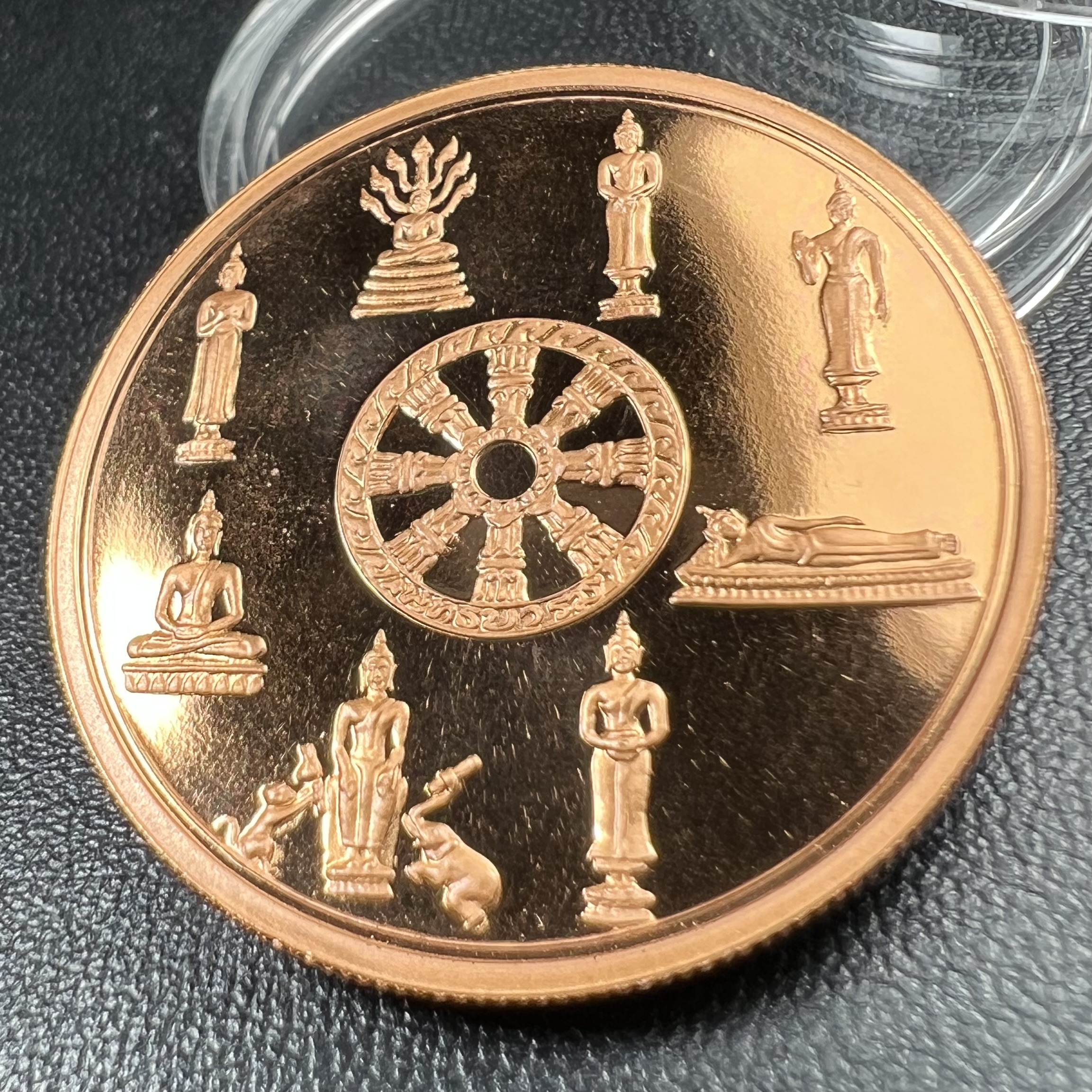 เหรียญพระแก้วมรกต พระพุทธชินราช พระพุทธโสธร รุ่นพุทธบารมี ปี 2540 เนื้อทองแดงขัดเงา พิธีพุทธาภิเษก 2 พิธี มหามงคล (พระพุทธคู่บ้านคู่เมือง รูปแบบเหรียญสวยงดงามมาก พิธีใหญ่ เป็นที่นิยม)