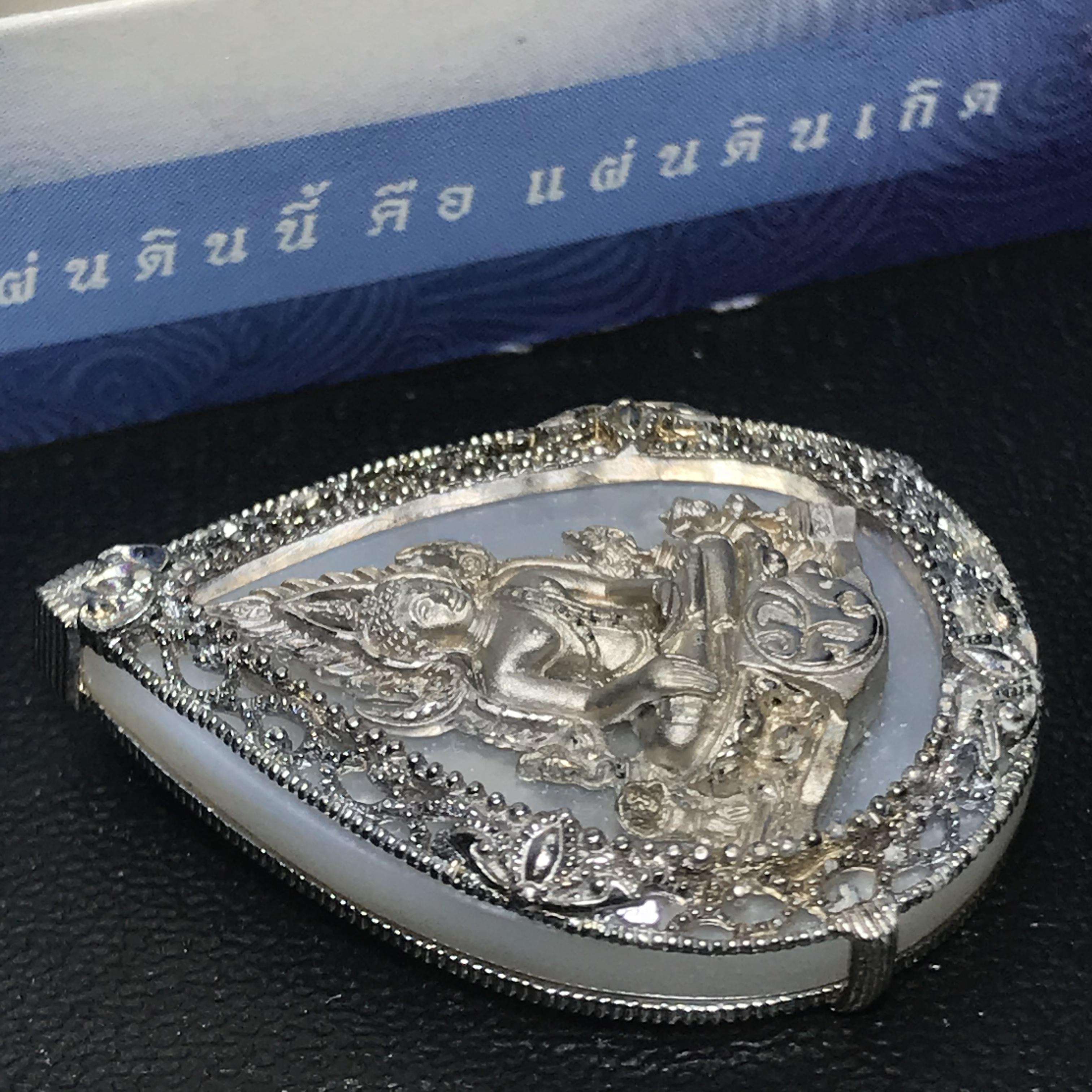 เหรียญพระพุทธชินราช ภปร. รูปหยดน้ำ โครงการ เพราะแผ่นดินนี้คือแผ่นดินเกิด เนื้อเงินชุบทองคำขาว ปี2551 (ขนาด 21 x 29 มม.) (สวยงามหายาก)1ใน5000องค์