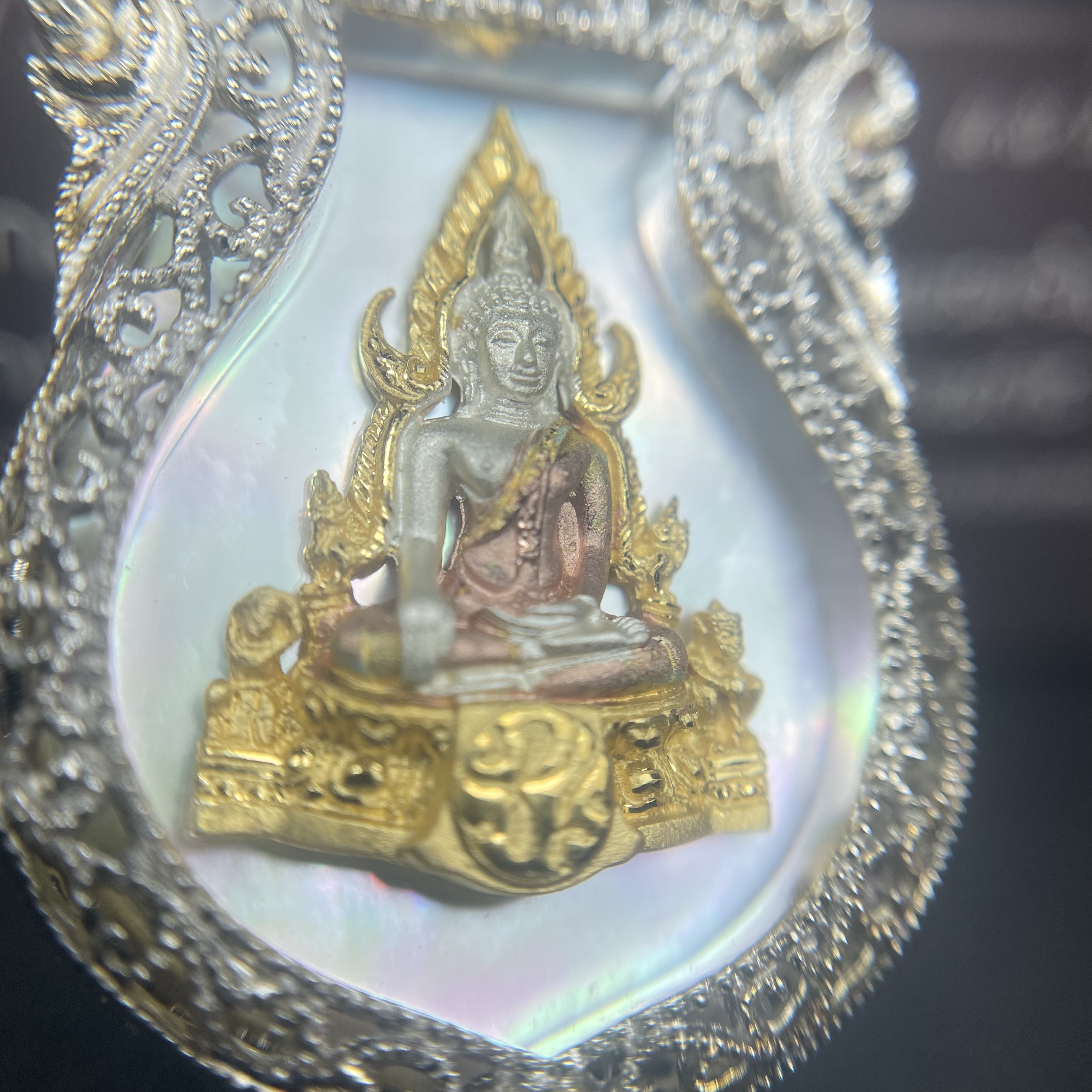 พระพุทธชินราช ภปร. โครงการ "เพราะแผ่นดินนี้ คือ แผ่นดินเกิด" ปี2548(รุ่นแรก) เหรียญทรงเสมา ขนาด 21 x 29 มม.เนื้อเงินสามกษัตริย์ องค์พระชุบสามกษัตริย์ ล้อมด้วยกรอบเงินชุบทองคำขาวสลักเสลาเป็นลวดลายละเอียดอ่อน ส่วนพื้นองค์พระเป็นเปลือกหอยมุขงดงาม