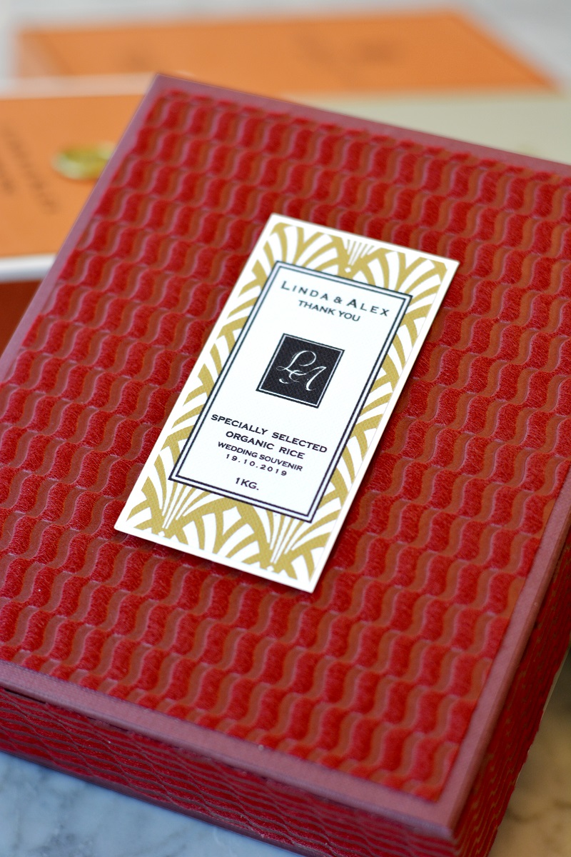 กล่องของขวัญสีแดงมงคลแบบ 2 ชั้น ตกแต่งด้วยการ์ดข้อความที่คุณสามารถใส่ข้อความ ชื่อหรือโลโก้ที่ต้องการได้ ไม่มีขั้นต่ำ