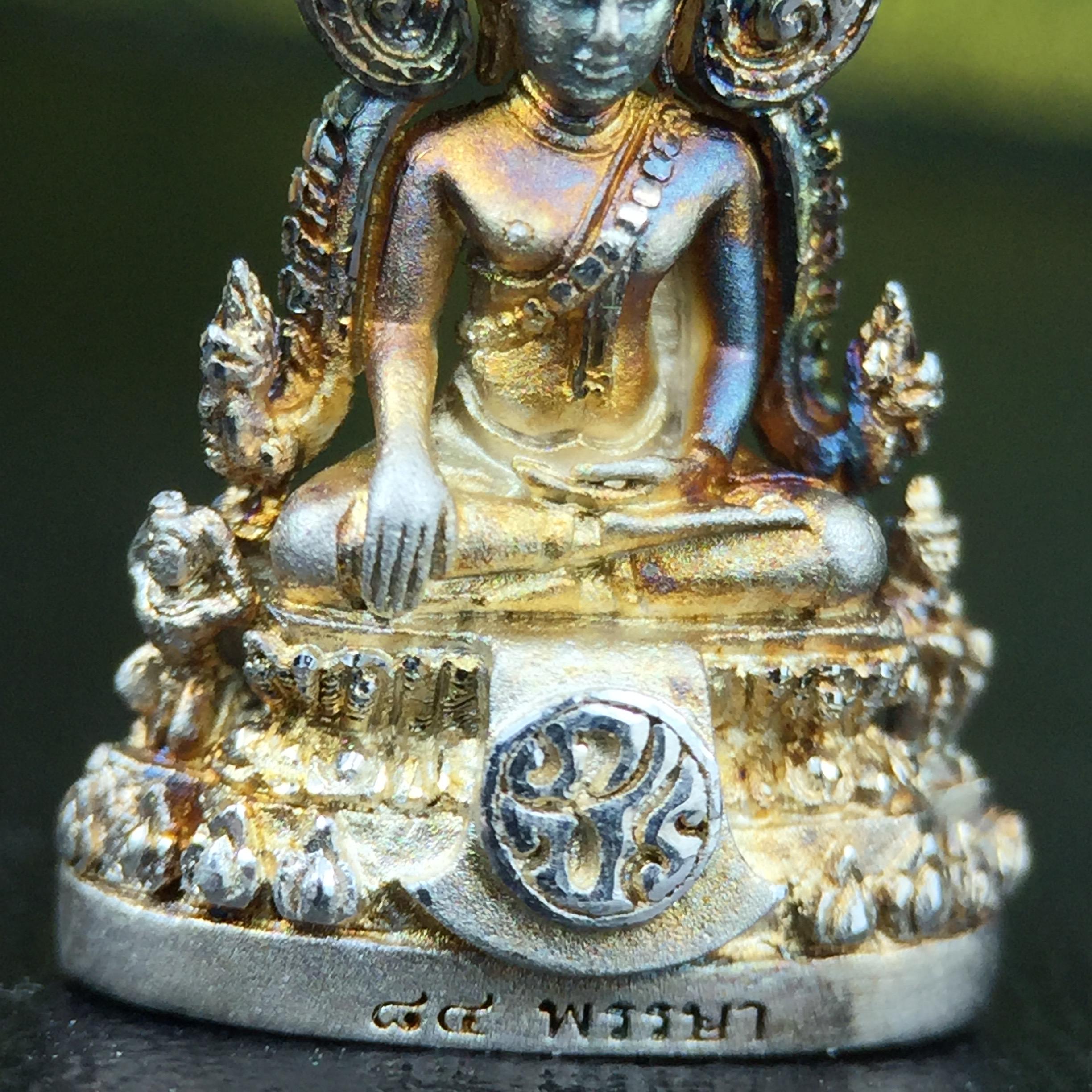 พระพุทธชินราช(จำลอง) ภปร. 84 พรรษา เนื้อเงินชุบทองคำขาว พิมพ์เล็กขนาดหน้าตัก 1/4 นิ้ว (สภาพผิวเดิมสวย ขึ้นสีรุ้งธรรมชาติ แบบนิยม)(พระราชทานมวลสาร จิตรลดาและเส้นพระเจ้า(เส้นผม))พุทธศิลป์ทรงคุณค่าอีกหนึ่งรุ่นยอดนิยม