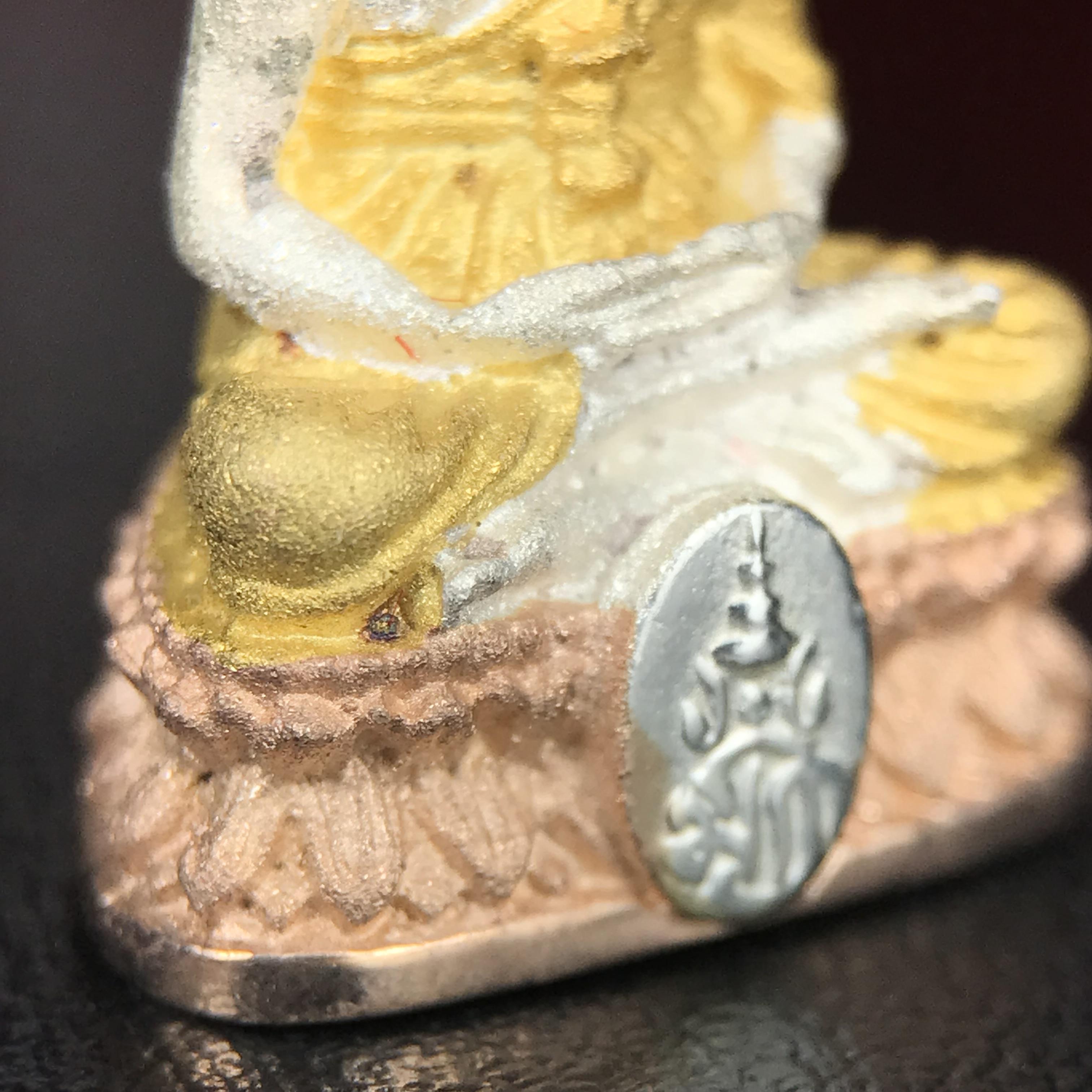 สมเด็จหลวงปู่ทวด วัดช้างให้ รุ่น เฉลิมพระเกียรติ ตราสัญลักษณ์ มวก. พิมพ์ลอยองค์เนื้อเงิน-สามกษัตริย์ ปี 2544 พิธีพุทธาภิเษกใหญ่ ณ อุโบสถวัดช้างให้และอุโบสถวัดพระศรีรัตนศาสดาราม ( วัดพระแก้ว )โดยนิมนต์เกจิชื่อดังสายใต้ทั้งหมดจำนวน 108 รูป