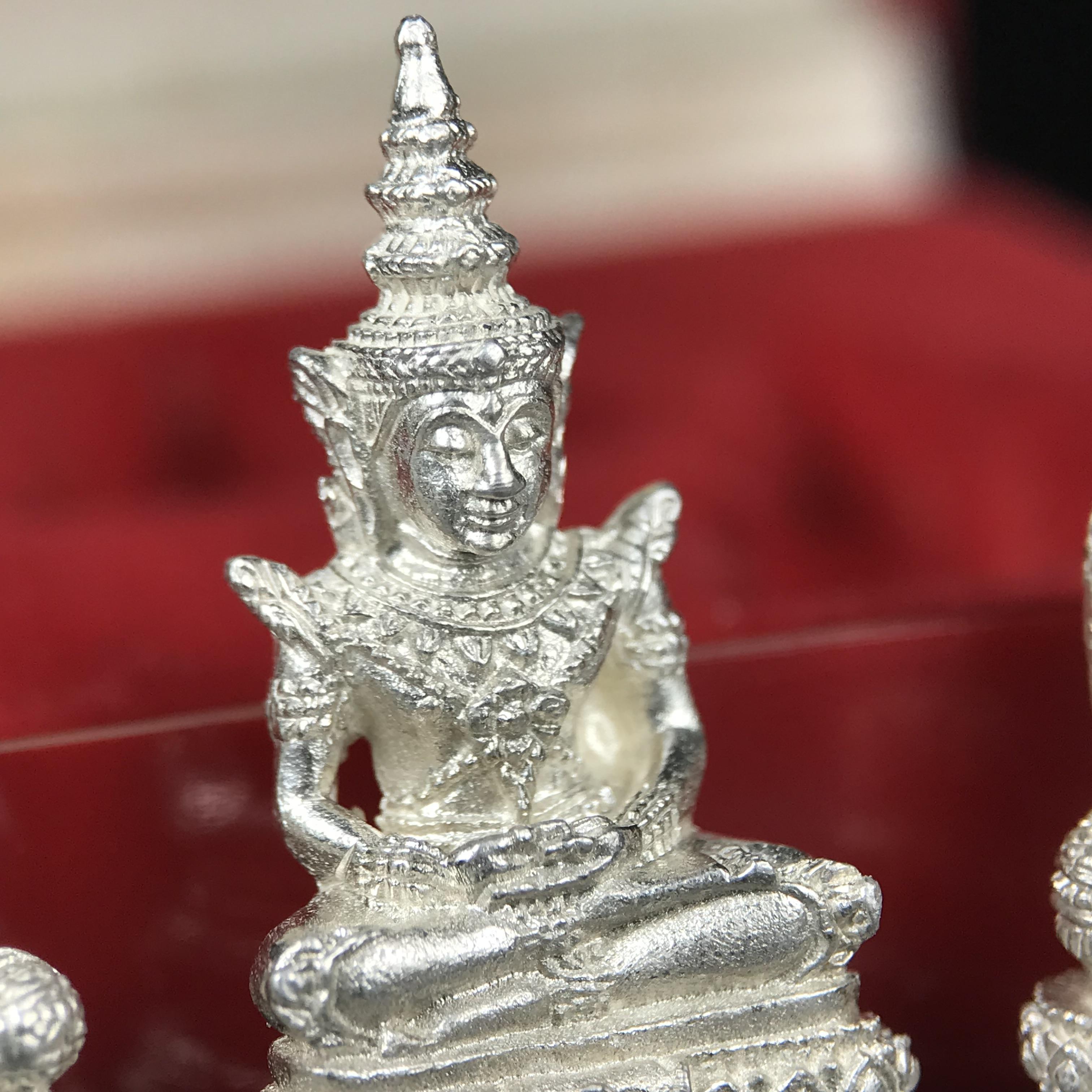 พระแก้วมรกต รุ่นเทิดพระเกียรติ พิธีมหาพุทธาภิเษก ณ.วัดพระศรีรัตนศาสดาราม(วัดพระแก้ว) วันเสาร์ที่ 26 เม .ย. 2540 (พิธีใหญ่เสาร์ห้า) ชุด 3 ฤดู (1 ชุด 3 องค์)เนื้อเงินครบชุดพร้อมกล่องบรรจุเดิม***เนื้อเงินหายากพบเจอน้อย***(หลวงพ่อ รวย เพิ่ม พูน ร่วมเสก)