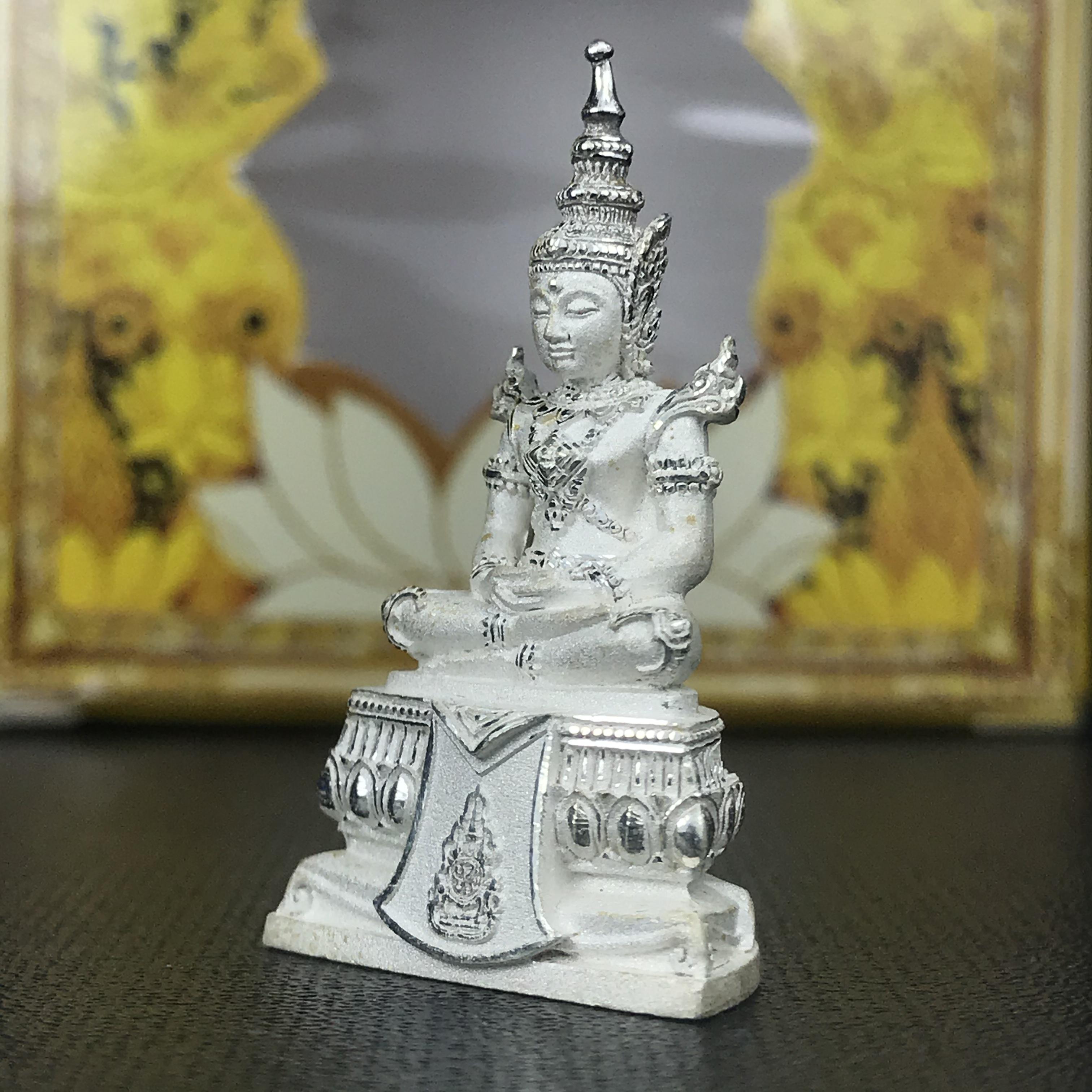 พระแก้วมรกต(จำลอง)ลอยองค์ ขนาดหน้าตัก 1/2 นิ้ว ทรงเครื่องฤดูร้อน เนื้อเงิน ตราสัญลักษณ์ฉลองสิริราชสมบัติ ครบ 60 ปี พ.ศ.2549(สภาพสวย ครบ สมบูรณ์))