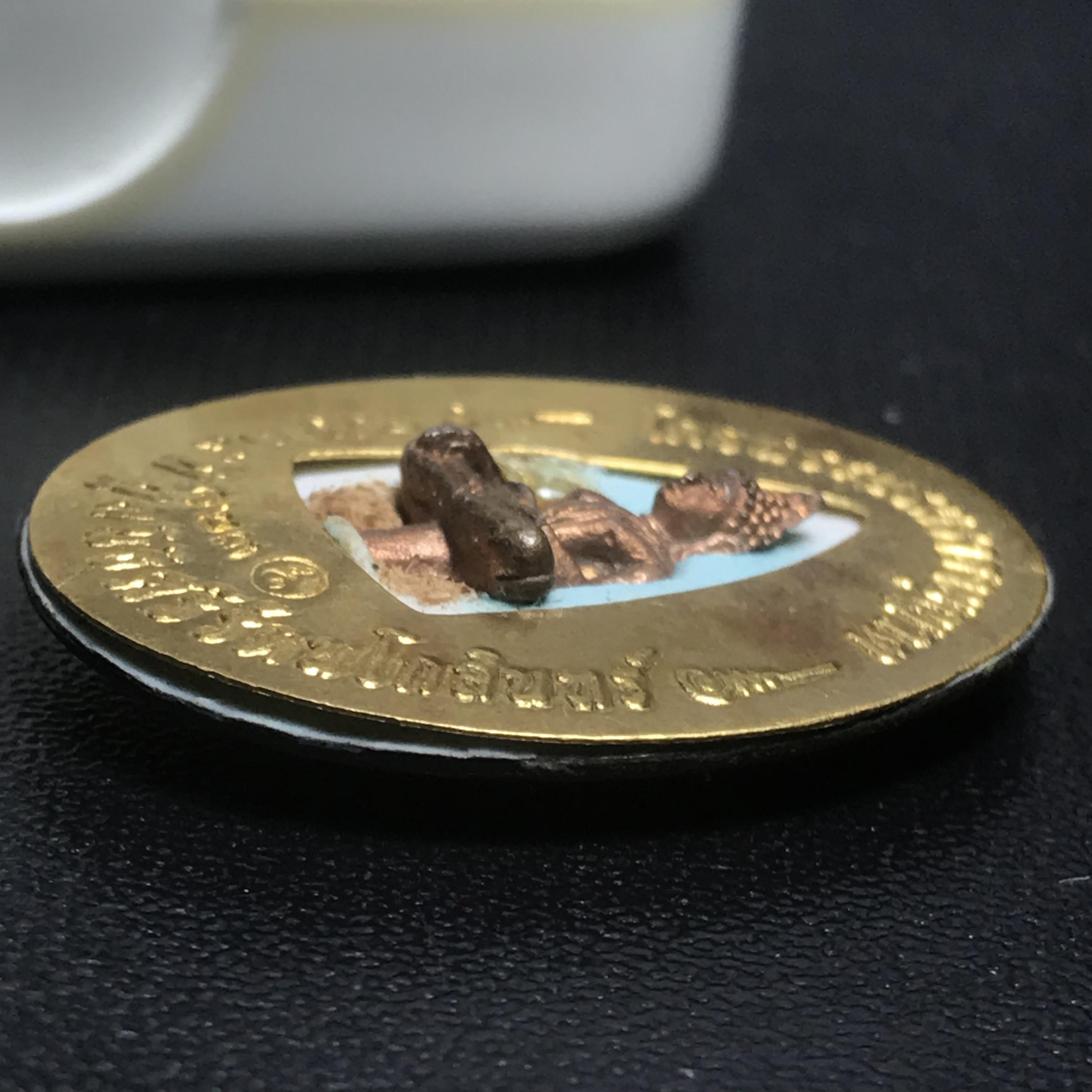 ล็อกเกตในหลวงรัชกาลที่9 ที่ระลึกครบ 25 ปี มูลนิธิศรีรัตนโกสินทร์ วัดสุทธาราม พ.ศ. 2550 พิมพ์ทรงวงรีรูปไข่เล็ก ฉากสีทอง หลังปิดแผ่นทองคำ ฝังพระยอดธง บรรจุมวลสารจิตรลดาและเกศาในหลวง ร.9 (หมายเลข 123)(นัมเบอร์สวยเลขเรียง)(นิยมหายากสุด)(1 ใน 422 องค์)