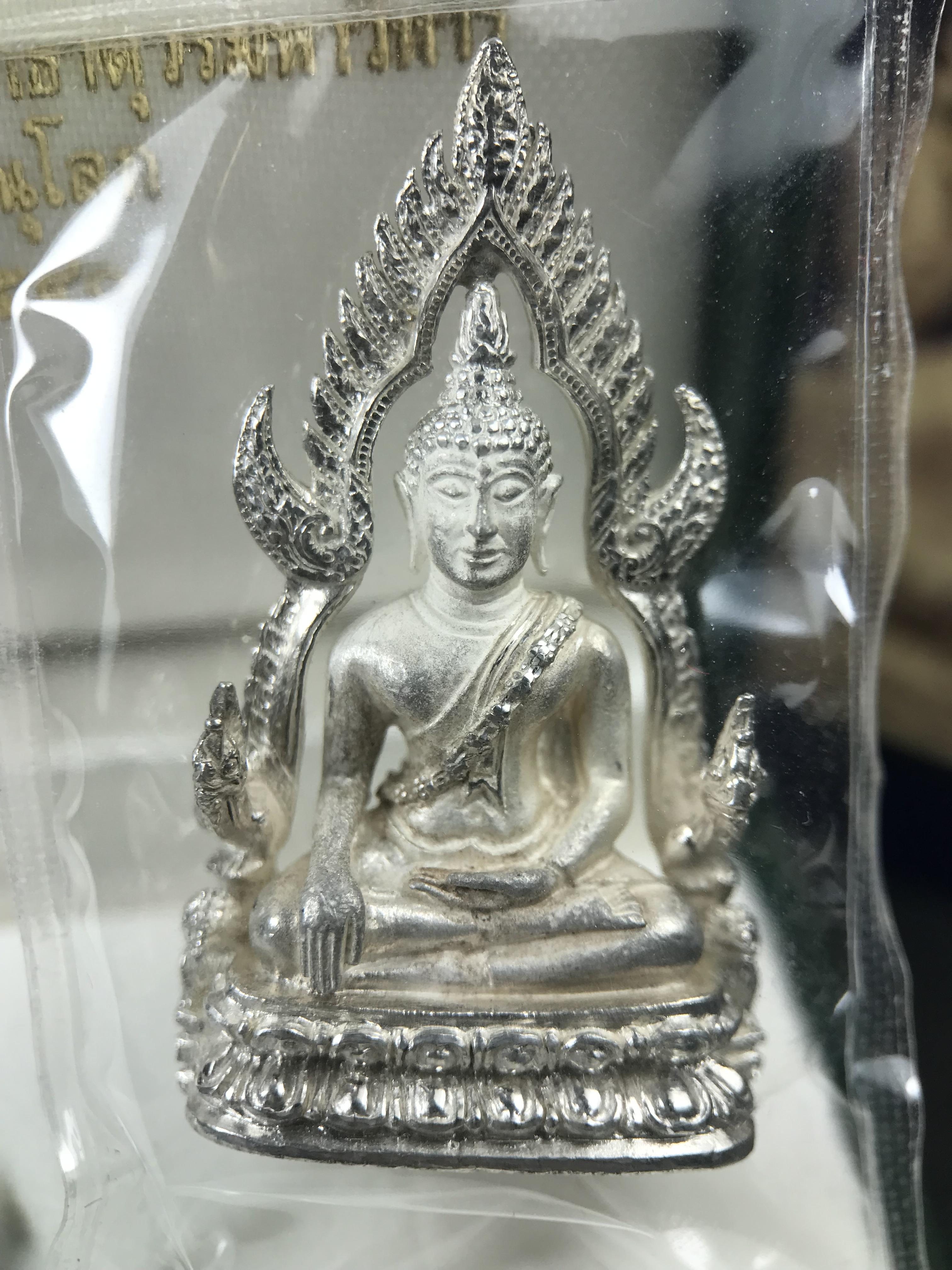 พระพุทธชินราช รุ่นมหาลาภ พิธีพุทธาภิเษกวัดพระศรีรัตนมหาธาตุวรมหาวิหาร จ.พิษณุโลก ปี 2540 เนื้อเงินบริสุทธิ์ 99.9% (นวลเงา)(สภาพผิวเดิมซีนซองเดิม พร้อมกล่องบรรจุเดิมและการ์ดใบรับรองครบสมบูรณ์ (องค์หมายเลข ๑๑๗๓๔)