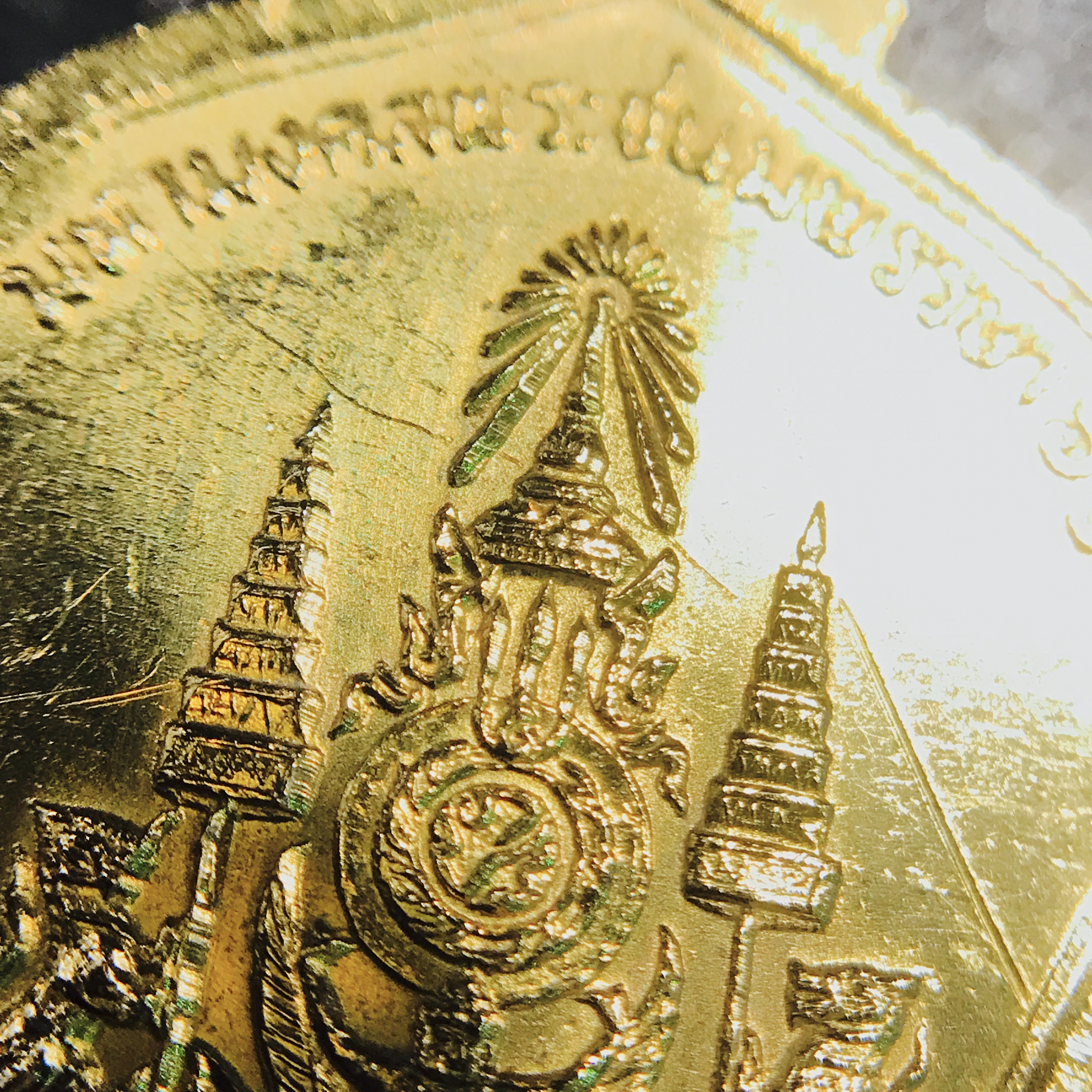 เหรียญที่ระลึกมหามงคลพระชนพรรษา 60 ปี 5 รอบ ปี2530 เนื้อทองคำ พิมพ์เล็ก ทรงเสมา(ระฆังคว่ำ)หายากสร้างน้อย