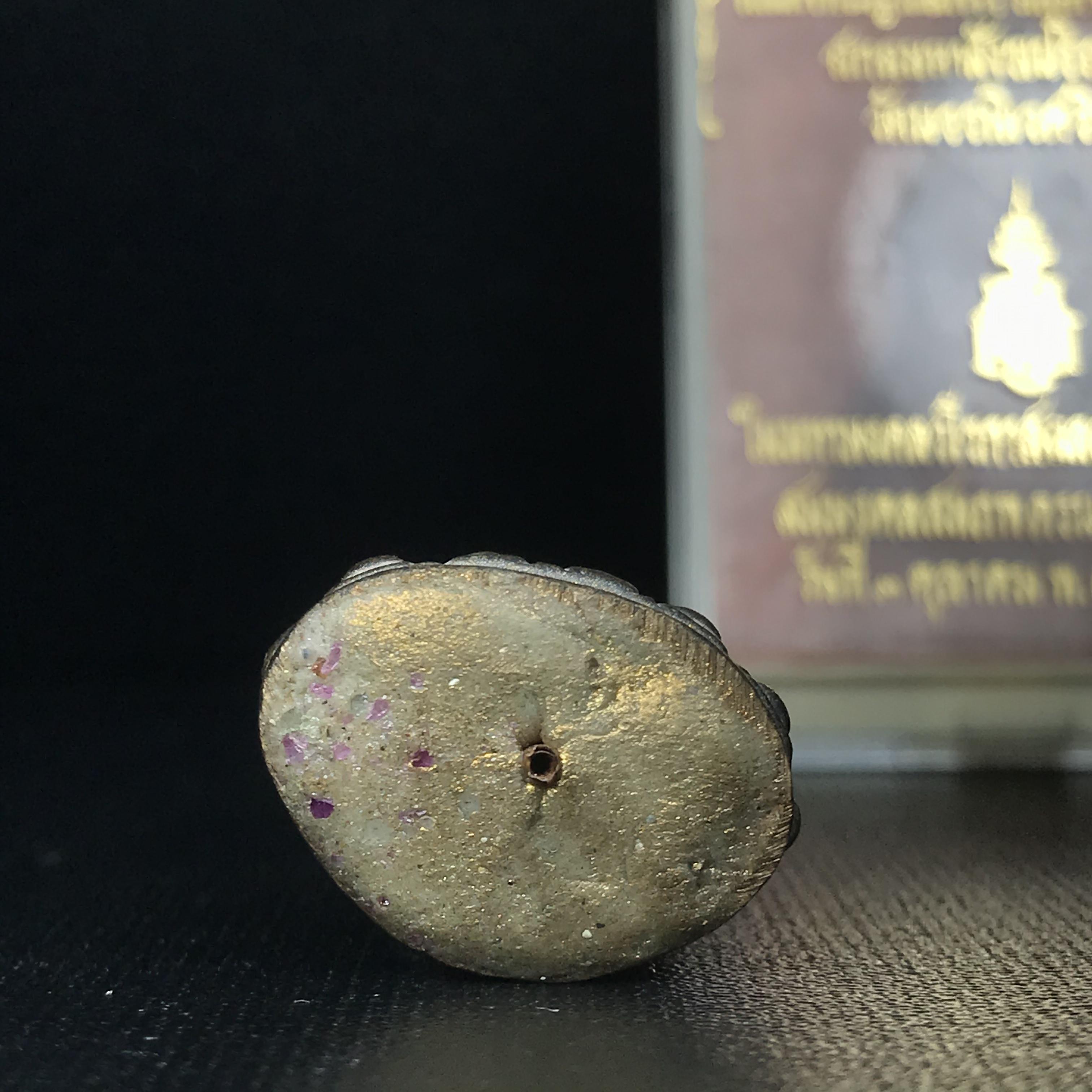 พระกริ่งชินบัญชรฉลองพระชันษา 100 ปี สมเด็จพระญาณสังวร วัดบวรนิเวศวิหาร ปี 2556 เนื้อนวโลหะผสมทองคำก้นอุดผงพรายกุมาร หลวงปู่ทิม พิธีใหญ่ มวลสารเด่น นิยม(1 ใน 599 องค์)หายาก