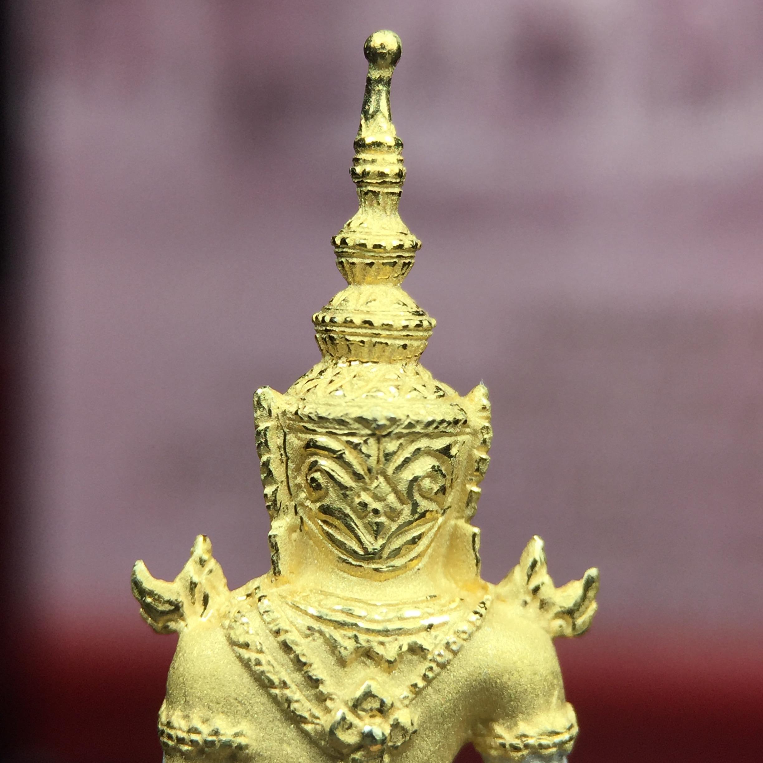 พระแก้วมรกต ภปร.(รุ่นแรก) ปี2545 จัดสร้างในมหาวโรกาส พระบาทสมเด็จพระเจ้าอยู่หัวรัชกาลที่ 9 ครบรอบ 75 พรรษา และฉลองกรุงรัตนโกสินทร์ครบ 220 ปี พิมพ์ลอยองค์ใหญ่ เนื้อเงินบริสุทธิ์ 92.5%(สามกษัตริย์) ขนาด 19*35 มม. พร้อมกล่อง สวยครบสมบูรณ์(องค์หมายเลข ๑๗๒๐)