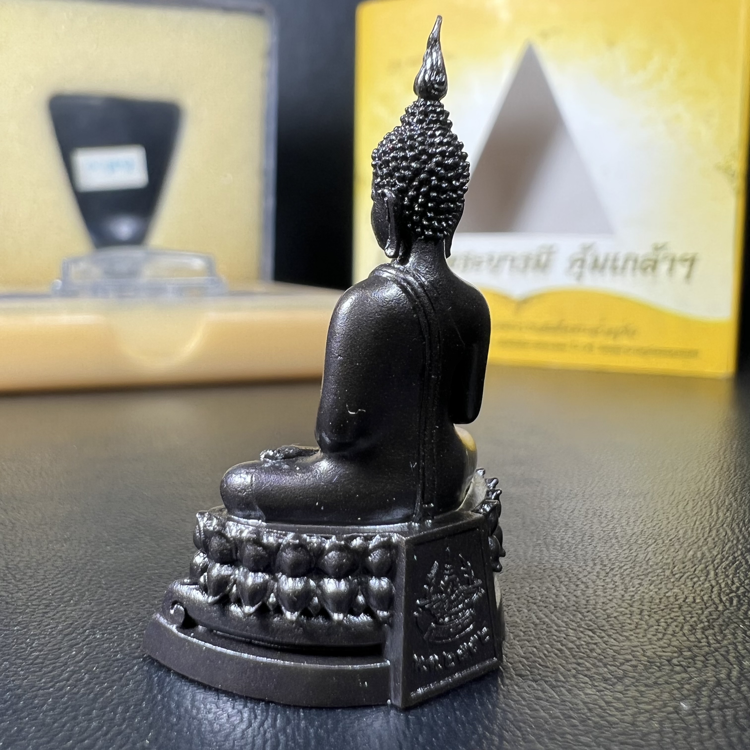 พระพุทธรูปคุ้มเกล้าฯ ภปร.(ใต้ร่มพระบารมี คุ้มเกล้า) 60ปี รพ.ภูมิพลฯ พ.ศ.2552 เนื้อนวโลหะ รมดำ(พิมพ์ใหญ่ขนาด 35.5*24 มม.)