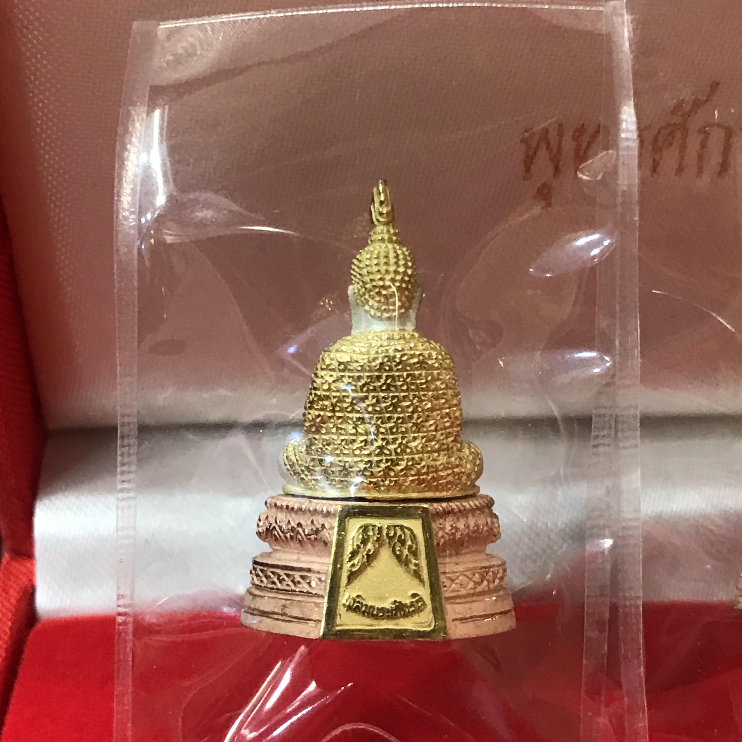 ชุดพระพุทธมหามณีรัตนปฎิมากร(พระแก้วมรกต)รุ่น เฉลิมพระเกียรติ วัดพระศรีรัตนศาสดาราม(วัดพระแก้ว) ปี2543 เนื้อเงินสามกษัตริย์พิมพ์ใหญ่ลอยองค์ชุด 3ฤดู สภาพสวยซีนเดิมกล่องครบ