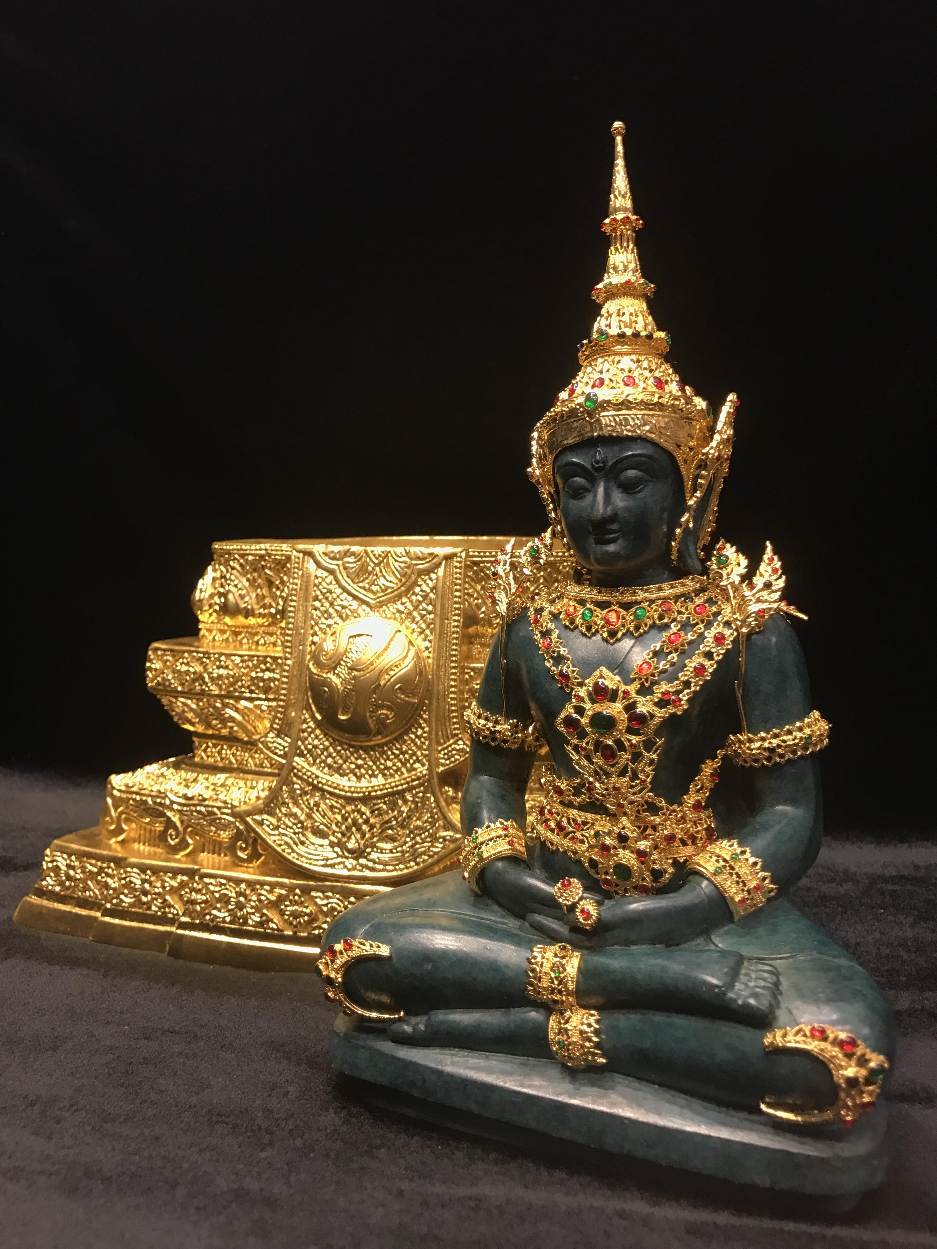 พระพุทธมหามณีรัตนปฏิมากร จำลอง (พระแก้วมรกต) ขนาดบูชาหน้าตัก 5 นิ้ว ตราสัญลักษณ์ ภ.ป.ร. รุ่นแรก ปี2547 เนื้อนวโลหะเคลือบสีเขียว(เครื่องทรงนวโลหะชุบทอง)