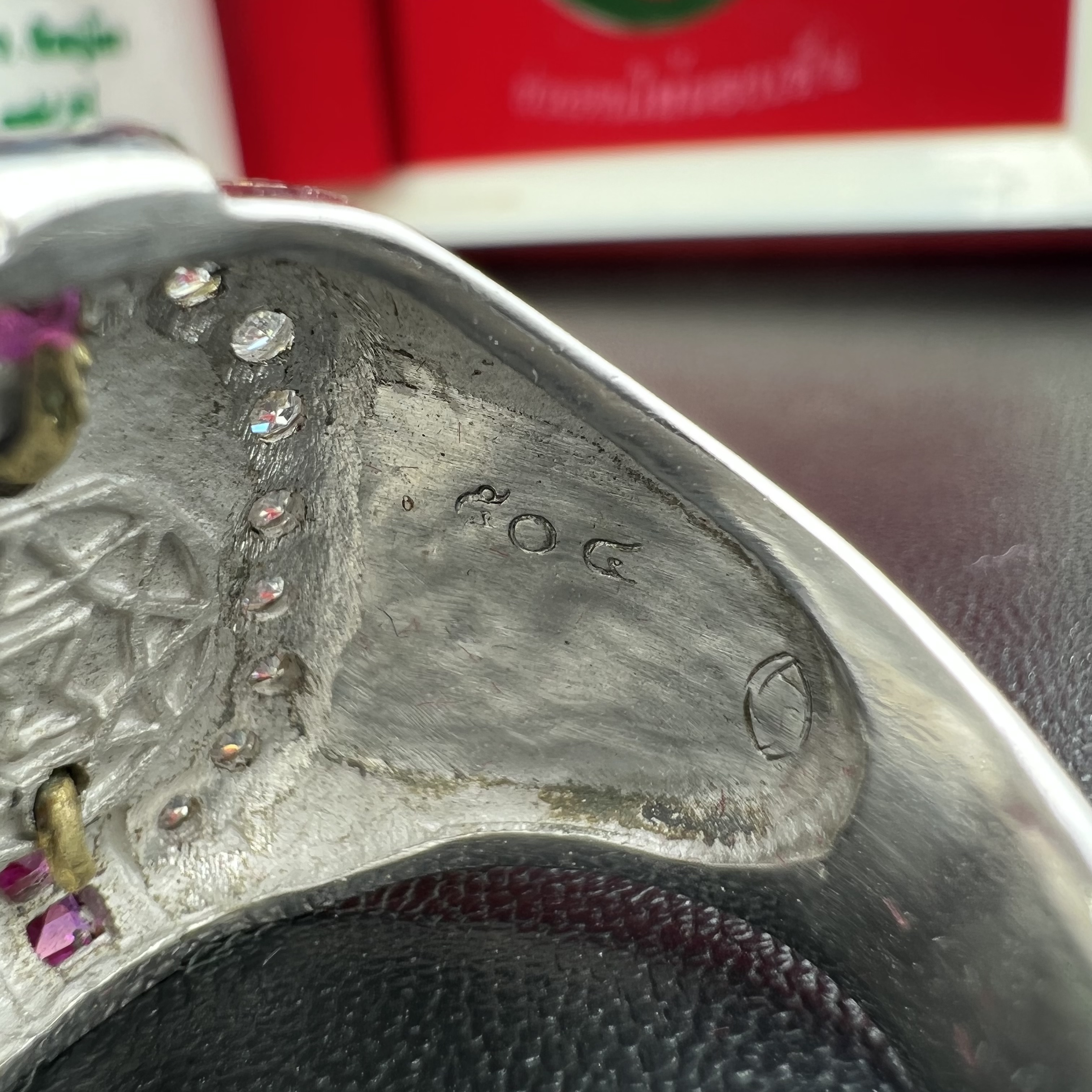 แหวนพระพุทธชินราช ภปร. ในวโรกาสเฉลิมพระชนมายุ6รอบ 5ธันวาคม2542 มูลนิธิพิทักษ์ดวงตาประชาชน จัดสร้าง แหวนเนื้อเงินเคลือบทองคำบริสุทธิ์ประดับเพชร CZ เกรดนอก ตอกโค๊ตและหมายเลข 504(ผลรวมได้ 9 เลขมหามงคลเจริญก้าวหน้าในทุกด้าน) พร้อมกล่องบรรจุเดิมครบ(หายาก)