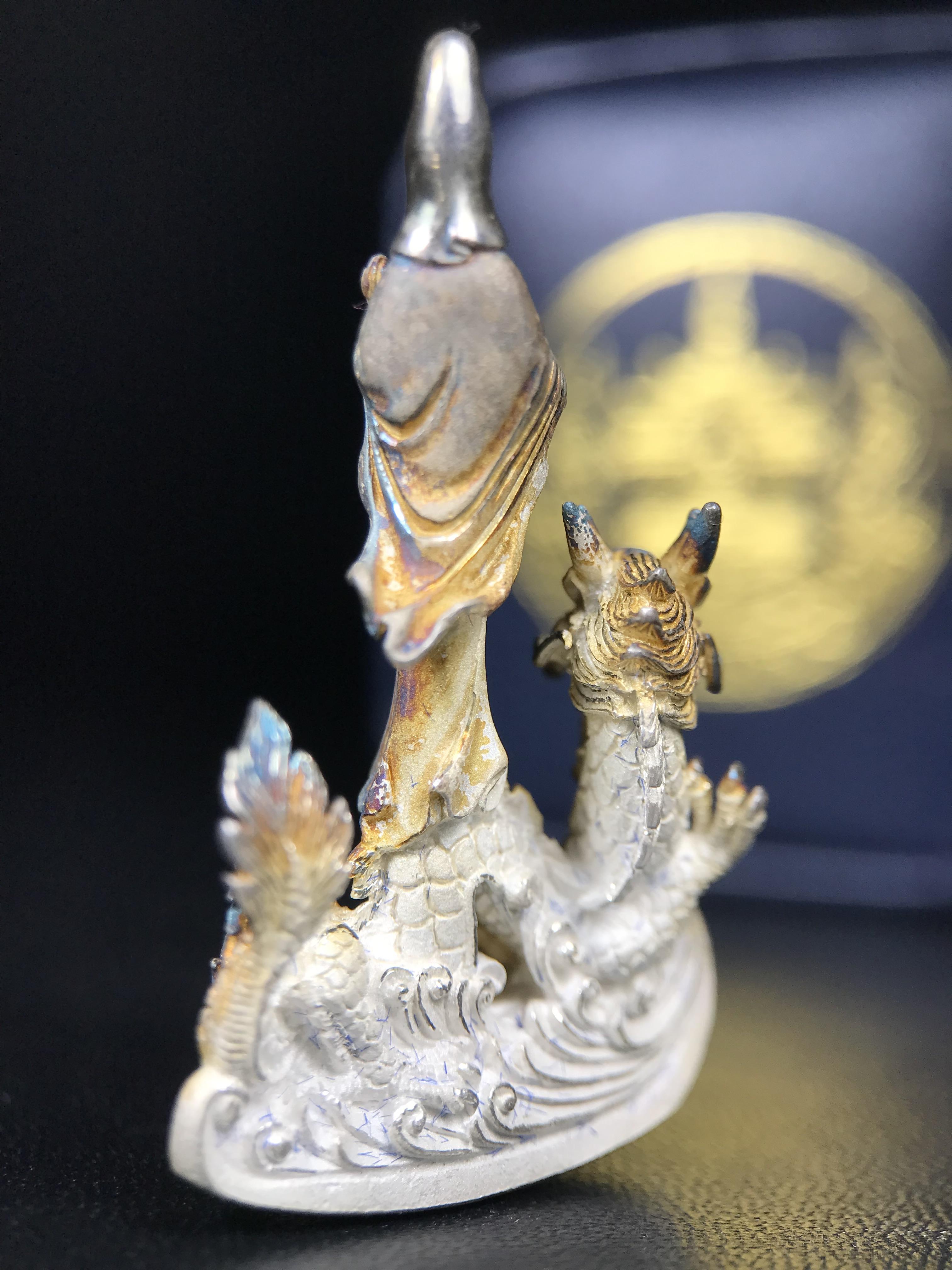 รูปหล่อลอยองค์พระโพธิสัตว์กวนอิม ทรงประทับมังกร จ.ระนอง ปี 2539 เนื้อเงิน พิมพ์ใหญ่(ผิวรุ้งไฟ)(สภาพผิวเดิมขึ้นสีรุ้งธรรมชาติสวยแบบนิยม)(เสน่ห์พระเนื้อเงินสีสันที่ธรรมชาติสรรค์สร้าง)เฉลิมฉลองในวโรกาสที่พระบาทสมเด็จพระเจ้าอยู่หัวทรงครองสิริราชสมบัติครบ50ปี