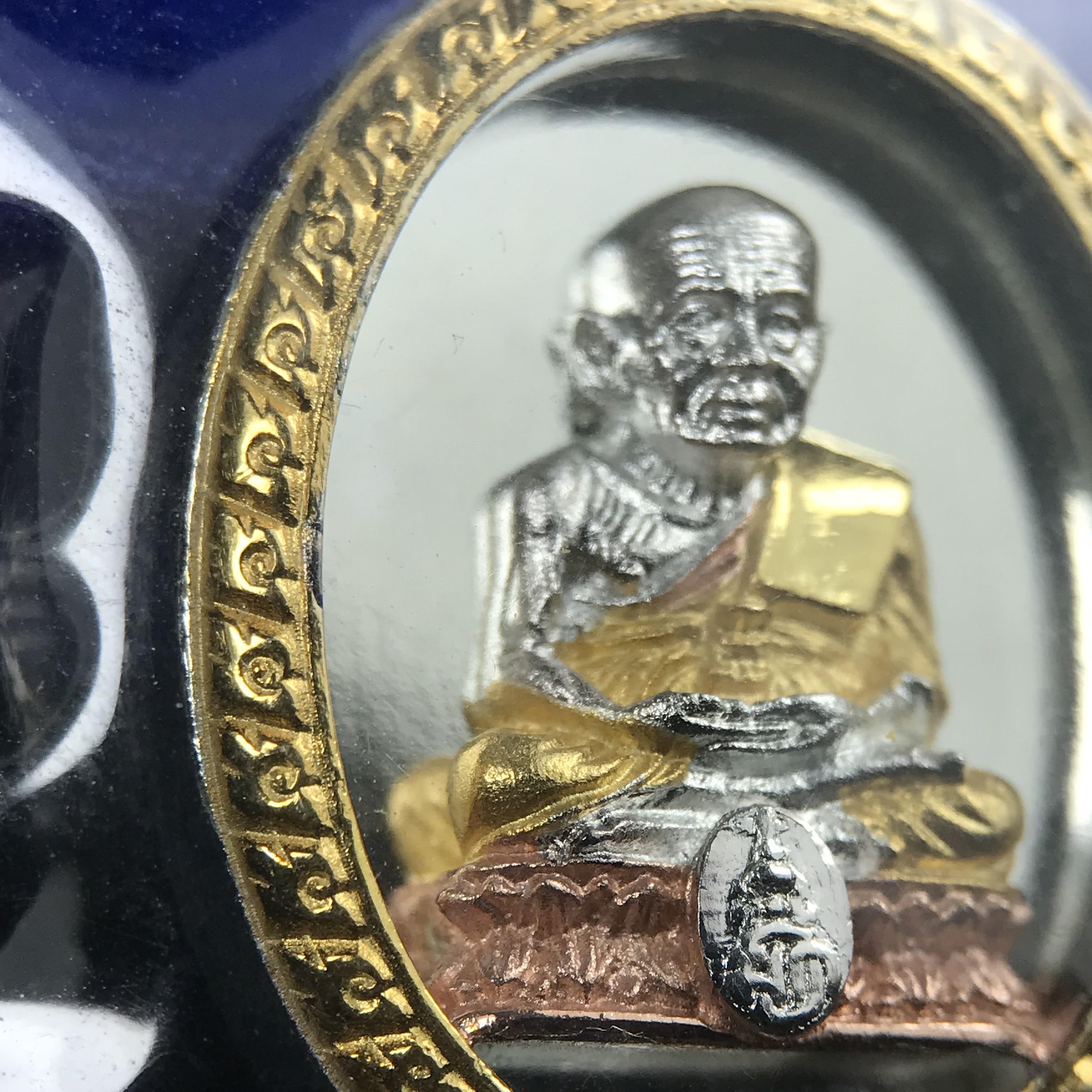 สมเด็จหลวงปู่ทวด วัดช้างให้ รุ่น เฉลิมพระเกียรติ ตราสัญลักษณ์ มวก. พิมพ์รูปไข่เนื้อเงิน-สามกษัตริย์ ปี 2544 พิธีพุทธาภิเษกใหญ่ ณ อุโบสถวัดช้างให้และอุโบสถวัดพระศรีรัตนศาสดาราม ( วัดพระแก้ว )โดยนิมนต์เกจิชื่อดังสายใต้ทั้งหมดจำนวน 108 รูป(องค์หมายเลข 3906)