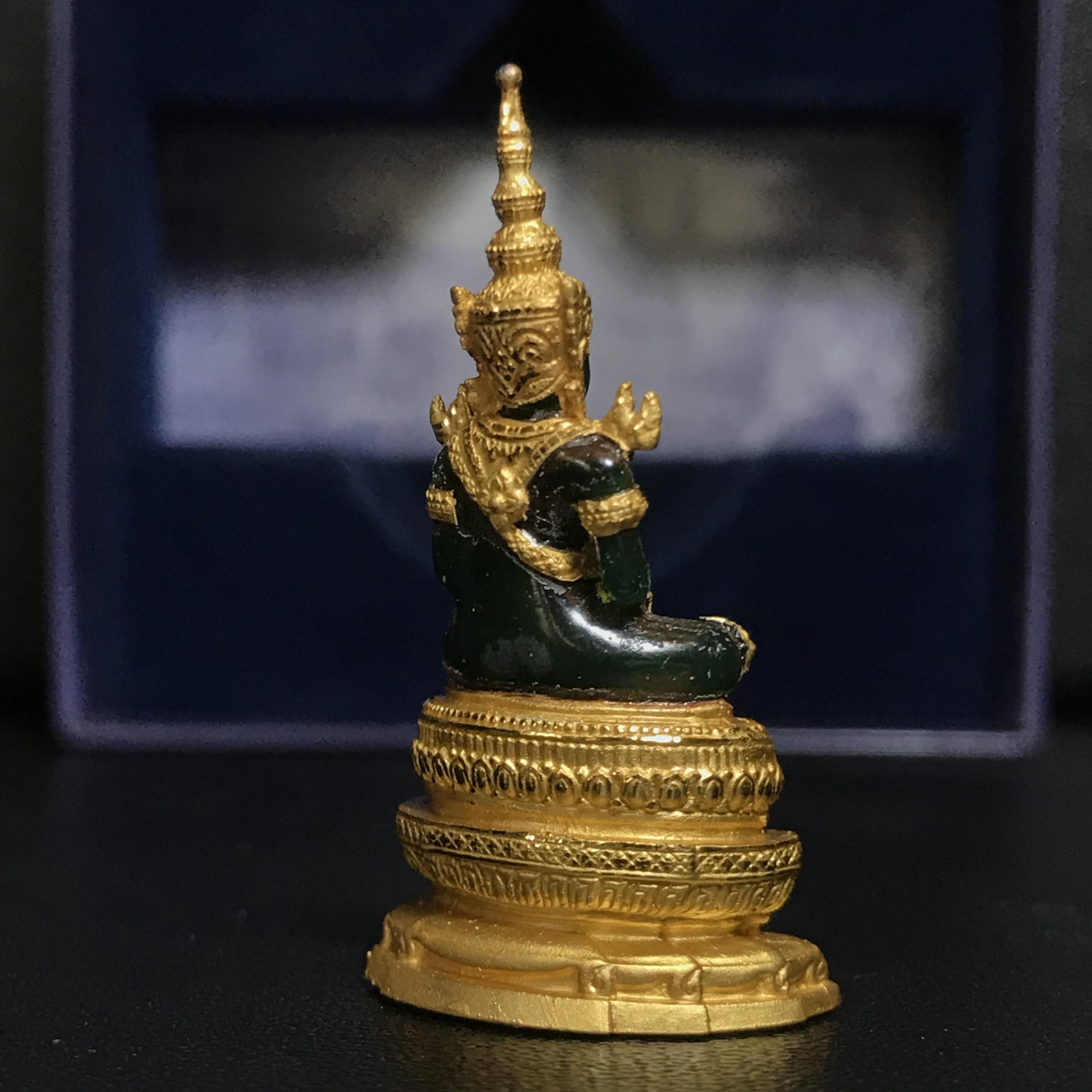 พระแก้วมรกต ภปร. ปี2547 จัดสร้างโดย รพ.ภูมิพลฯ เนื้อเรซิ่นหุ้มทองคำลอยองค์ หน้าตัก 1/2 นิ้ว