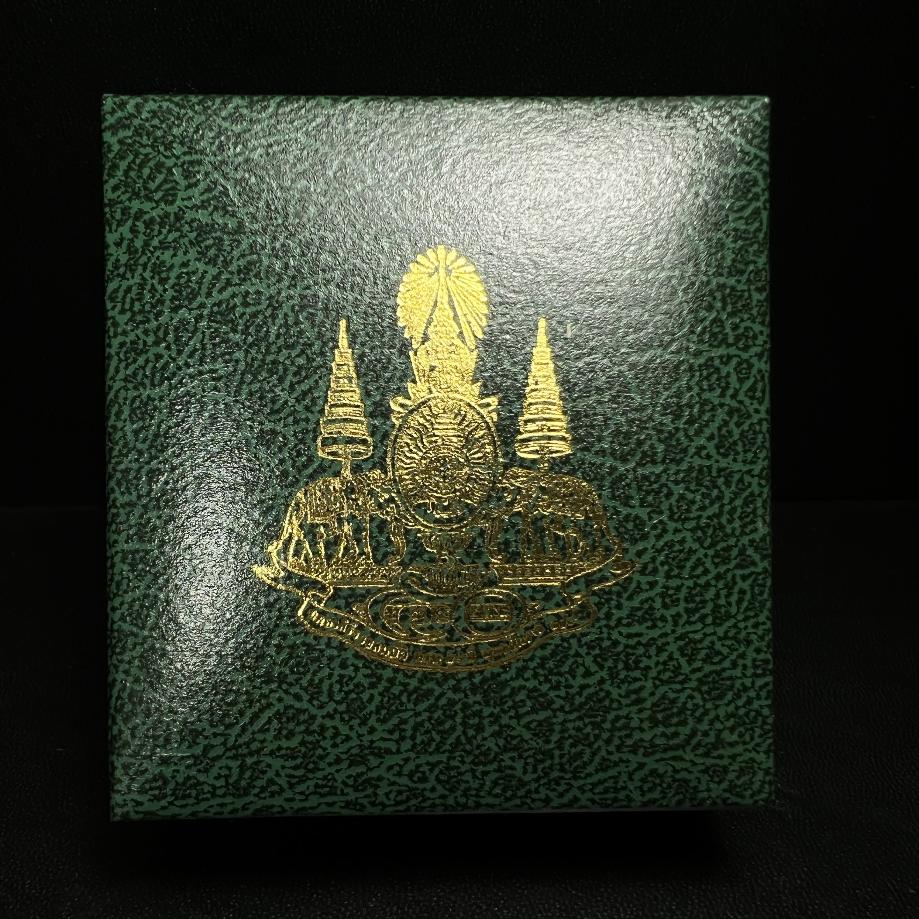 พระพุทธโสธร ภปร. รุ่นย้อนยุค สร้างพระอุโบสถ สมาคมชาวฉะเชิงเทรา จัดสร้าง ปี 2539 วโรกาสครองสิริราชสมบัติครบ 50 ปี เนื้อเงินทรายนวลขัดเงาบางส่วน พร้อมกล่องบรรจุและใบรับรองเดิม