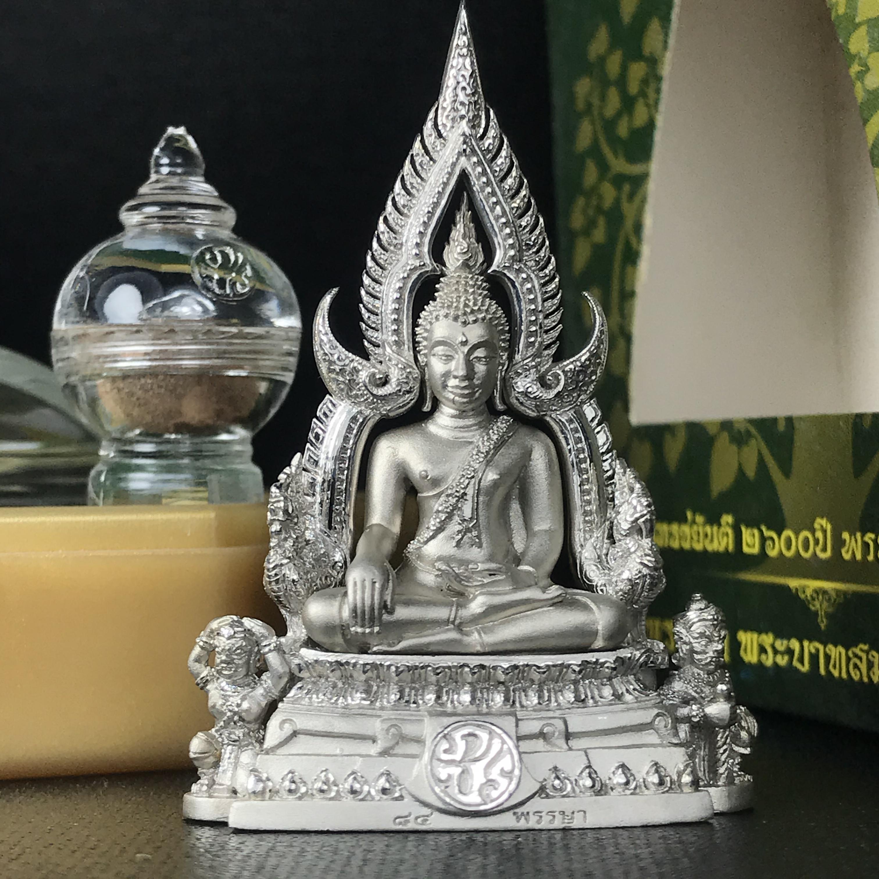 พระพุทธชินราช(จำลอง) ภปร 84 พรรษา เนื้อเงินชุบทองคำขาว พิมพ์ใหญ่ขนาดหน้าตัก 3/4 นิ้ว(1ใน3000องค์) )(พระราชทานมวลสาร จิตรลดาและเส้นพระเจ้า(เส้นผม))
