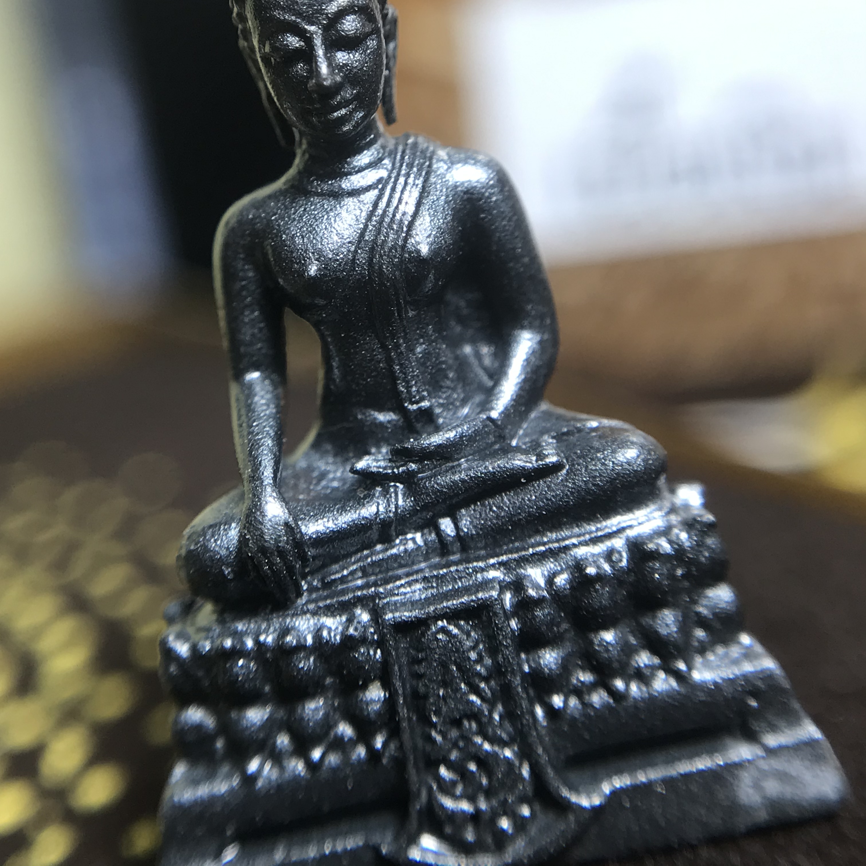 พระพุทธรูปคุ้มเกล้า มหามงคล 80พรรษา “รุ่นเย็นศิระเพราะพระบริบาล 80พรรษา มหากษัตริย์คู่แผ่นดินสยาม” เนื้อเงินรมดำ พิมพ์เล็ก ขนาด 10*21 มม.