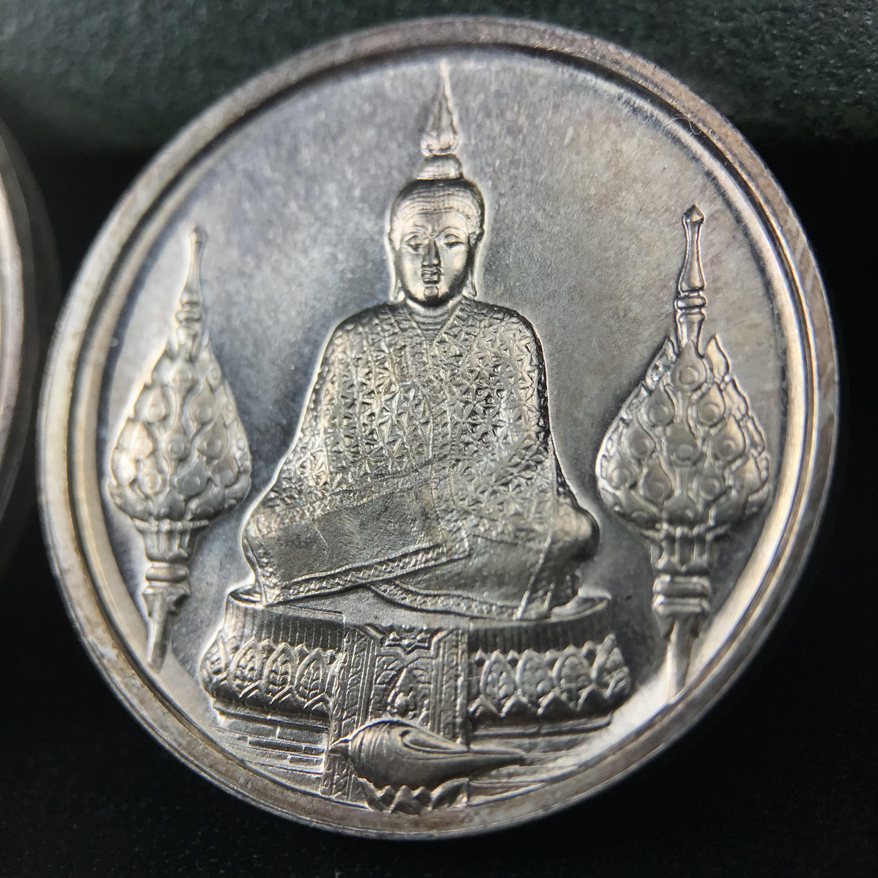 เหรียญพระแก้วมรกตหลัง ภปร. ฉลองกรุงรัตนโกสินทร์ครบ 200 ปี พ.ศ.2525 เนื้อเงินกล่องบรรจุเดิมครบ3พิมพ์(บล็อกพระราชศรัธา)(ในหลวงรัชกาลที่9 เสด็จในพิธี)พระคู่บ้านคู่เมือง...พระดี...พิธีใหญ่