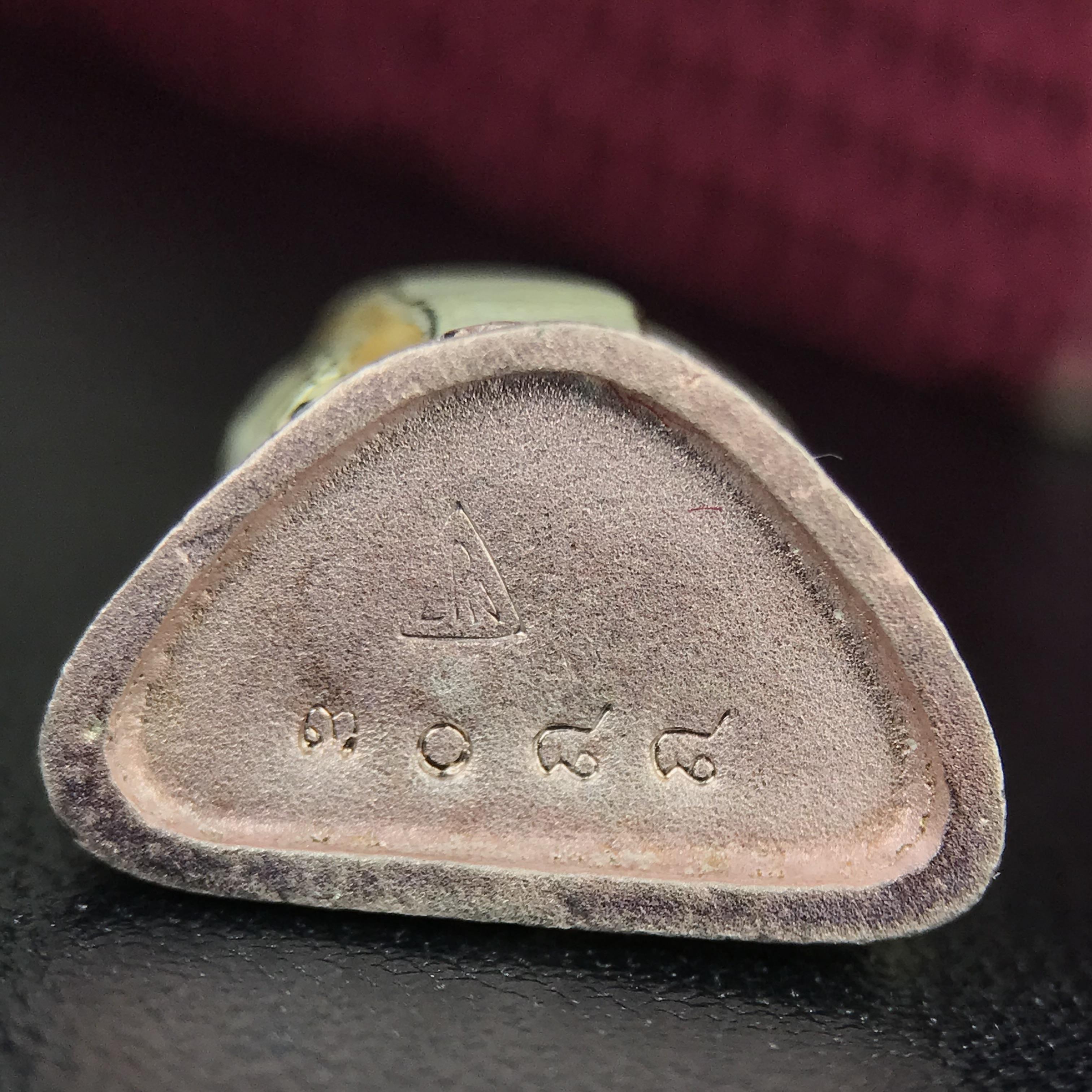 รูปเหมือนสมเด็จพระพุฒาจารย์ (โต พรหมรังสี)วัดใหม่อมตรส บางขุนพรหม ปี2540 รุ่นกาญจนาภิเษก จัดสร้างในวโรกาสที่รัชกาลที่ 9 ทรงครองสิริราชสมบัติ ครบ 50ปี ลอยองค์พิมพ์ใหญ่ เนื้อเงินบริสุทธิ์ 99.9% แบบชุบสามกษัตริย์ขัดเงาบางส่วน พร้อมกล่องบรรจุเดิมครบ