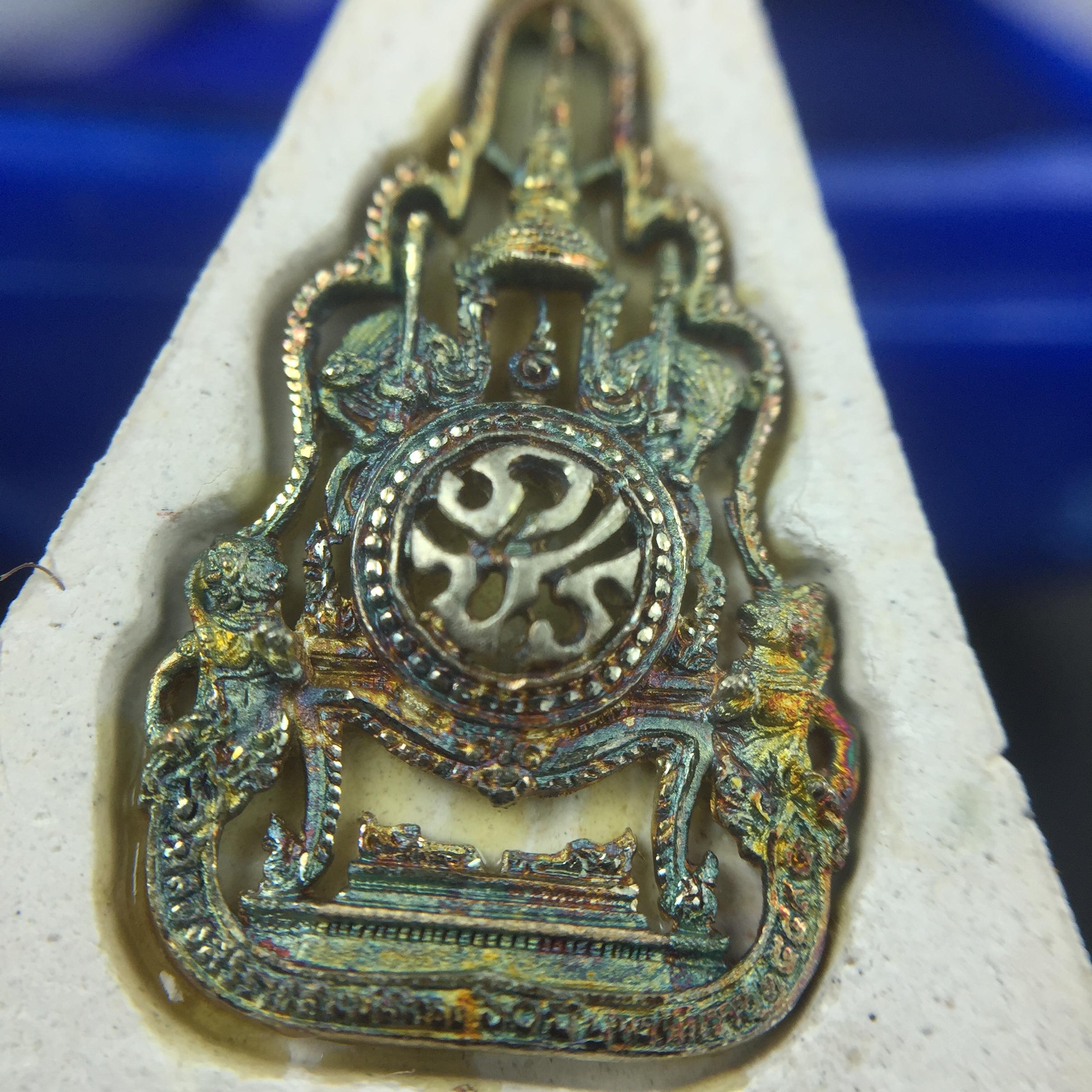 พระแก้วมรกต(จำลอง)ทรงเครื่องฤดูร้อน พระผงบูชา ด้านหน้าปิดทอง ด้านหลังตราฉลองสิริราชสมบัติครบ 60ปี เนื้อเงินขึ้นสีรุ้งธรรมชาติสร้างสรรค์งดงาม(รุ่นนี้ได้พระราชทานเส้นพระเจ้า(เส้นผม)รัชกาลที่9ในการจัดสร้าง)***องค์นี้พิเศษมองเห็นเส้นผมติดอยู่ด้านหลังชัดเจน***