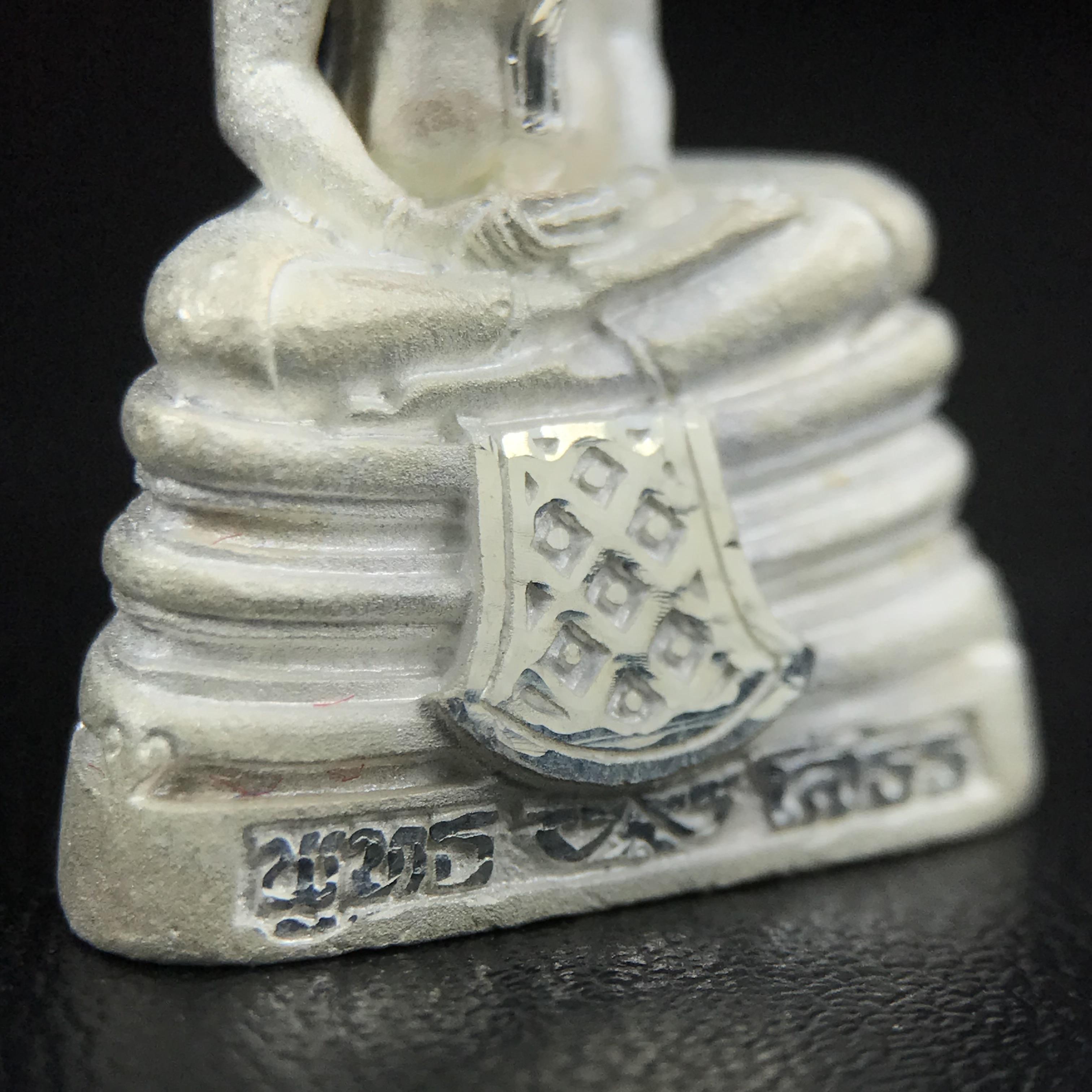 พระพุทธโสธร(หลวงพ่อโสธร) รุ่นสร้างอุโบสถ ปี2539 เนื้อเงินทรายนวลขัดเงาบางส่วน ลอยองค์พิมพ์ใหญ่ สภาพสวยกล่องบรรจุเดิมครบสมบูรณ์(งานแพรนด้า จิวเวลรี่)สวยงดงาม