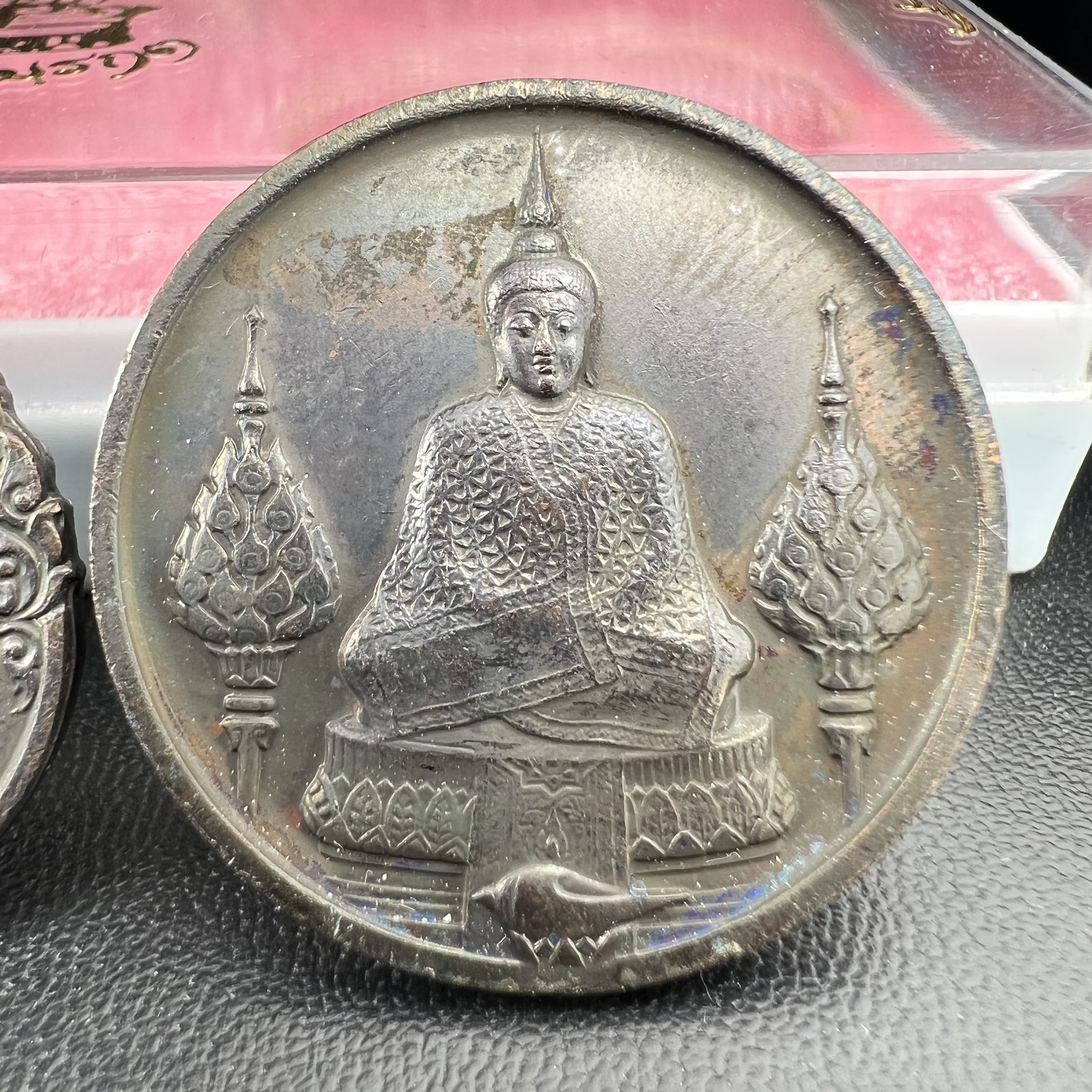 เหรียญพระแก้วมรกตหลัง ภปร. ฉลองกรุงรัตนโกสินทร์ครบ 200 ปี พ.ศ.2525 เนื้อทองแดงกล่องบรรจุเดิมครบ3พิมพ์(บล็อกพระราชศรัธา)(ในหลวงรัชกาลที่9 เสด็จในพิธี)