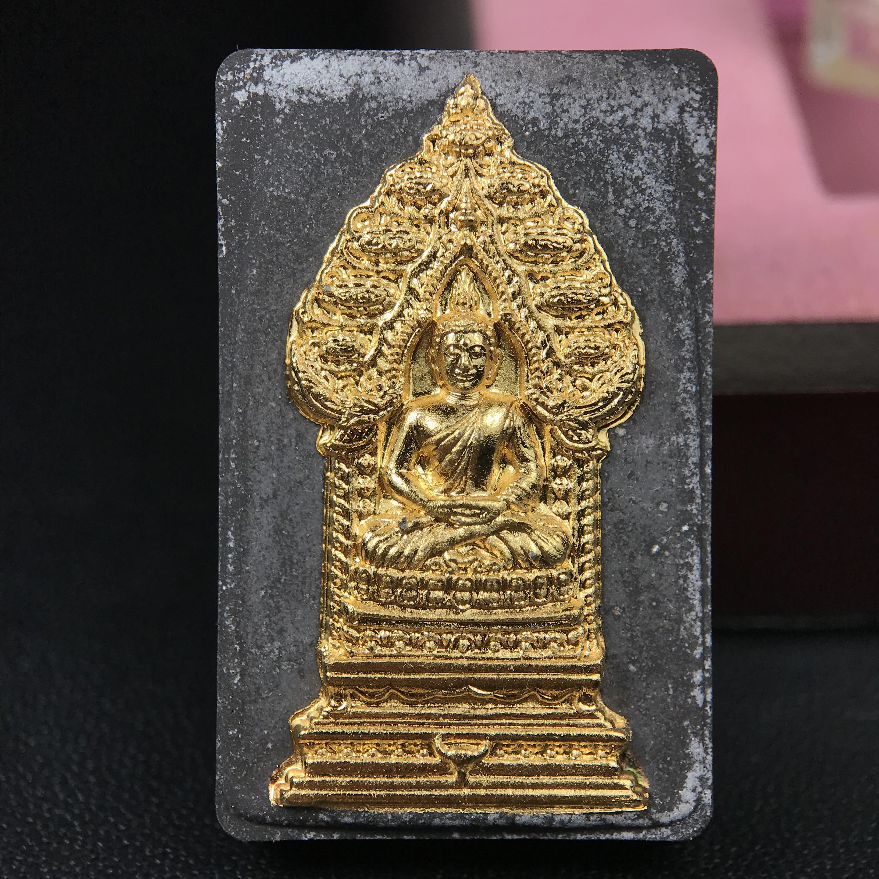 พระนิรันตรายสองกษัตริย์ มหาพุทธานุภาพแห่งแผ่นดิน ปี 2552 "พระผู้ปกป้องคุ้มครองจากภัยอันตรายทั้งปวง" พระผงพิมพ์สมเด็จหน้าปัดทอง สีดำด้านหลังฝังโลหะเงินชุบทอง เชิญอักษรพระปรมาภิไธยสองกษัตริย์(จปร.และ วปร.) พร้อมกล่องบรรจุเดิม องค์หมายเลข ๒๘๐