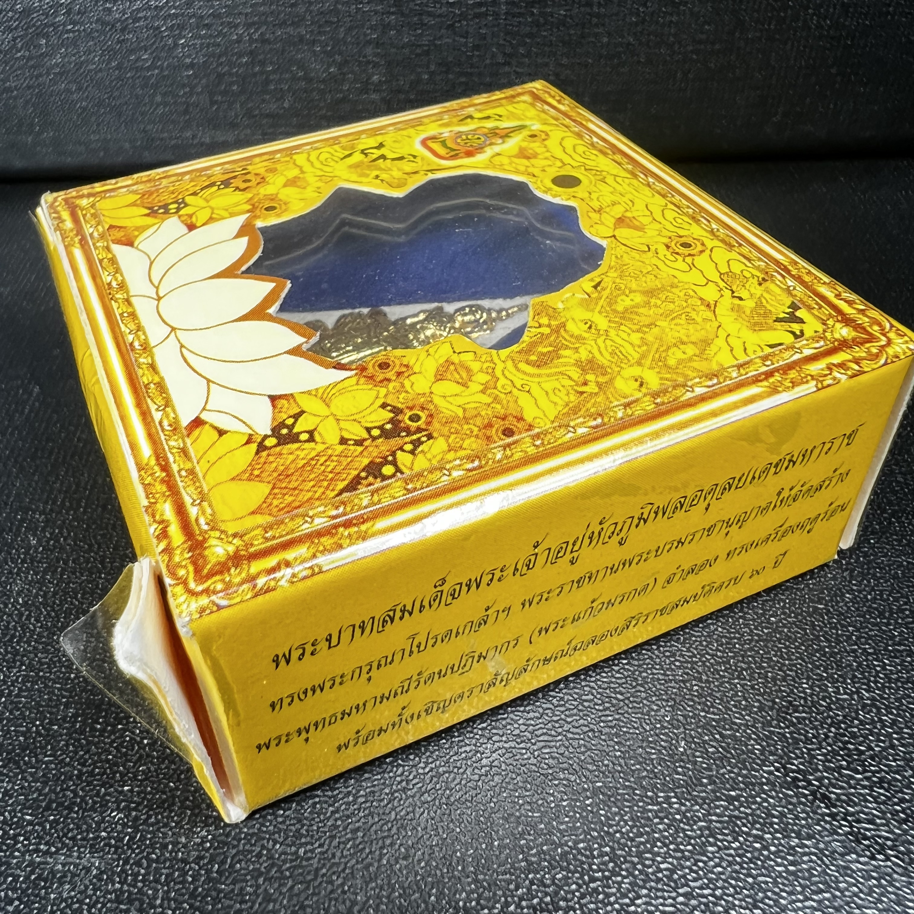 พระแก้วมรกต(จำลอง)ทรงเครื่องฤดูร้อน พระผงบูชา ด้านหน้าปิดทอง ด้านหลังตราสัญลักษณ์ฉลองสิริราชสมบัติครบ 60ปี เนื้อเงิน(รุ่นนี้ได้พระราชทานเส้นพระเจ้า(เส้นผม)รัชกาลที่9ในการจัดสร้าง)