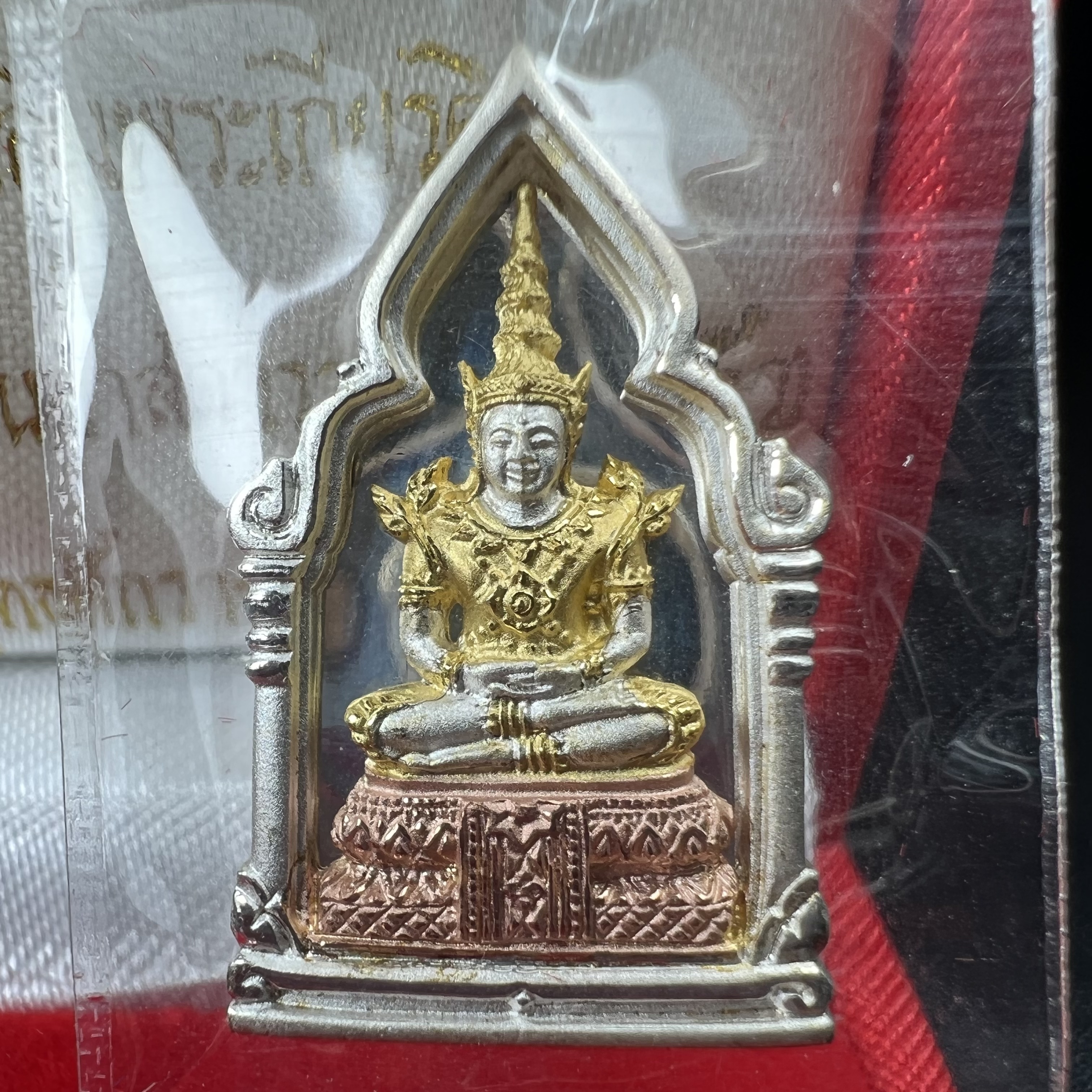 พระพุทธมหามณีรัตนปฎิมากร(พระแก้วมรกต)รุ่น เฉลิมพระเกียรติ วัดพระศรีรัตนศาสดารามราม(วัดพระแก้ว) ปี2543 เนื้อเงินสามกษัตริย์พิมพ์ซุ้มกนกเล็ก สภาพสวยซีนเดิมกล่องครบ