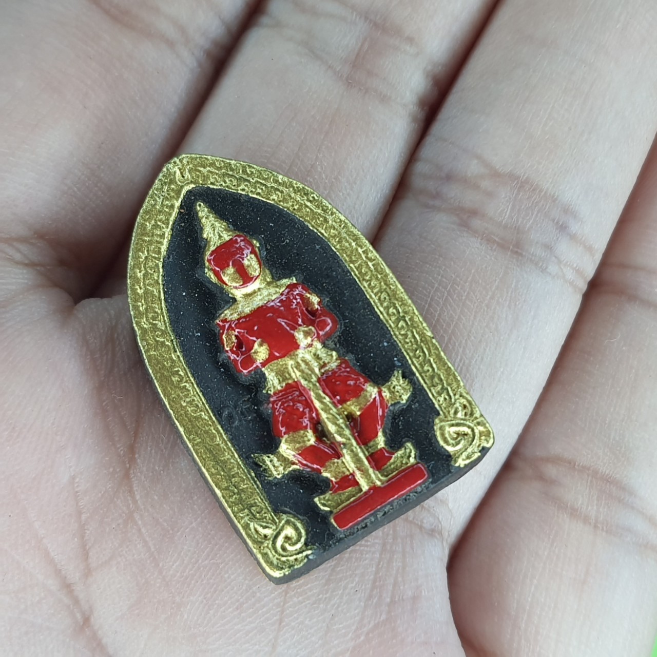 พระเครื่อง ท้าวเวสสุวรรณ เลี่ยมกรอบสีดำ แต่ง สีแดง รุ่น แก้ปีชง รวยไม่จบ จนไม่เป็น ภัยไม่มี ท้าวเวสสุวรรณ พระแท้ ท้าวเวสสุวัณ