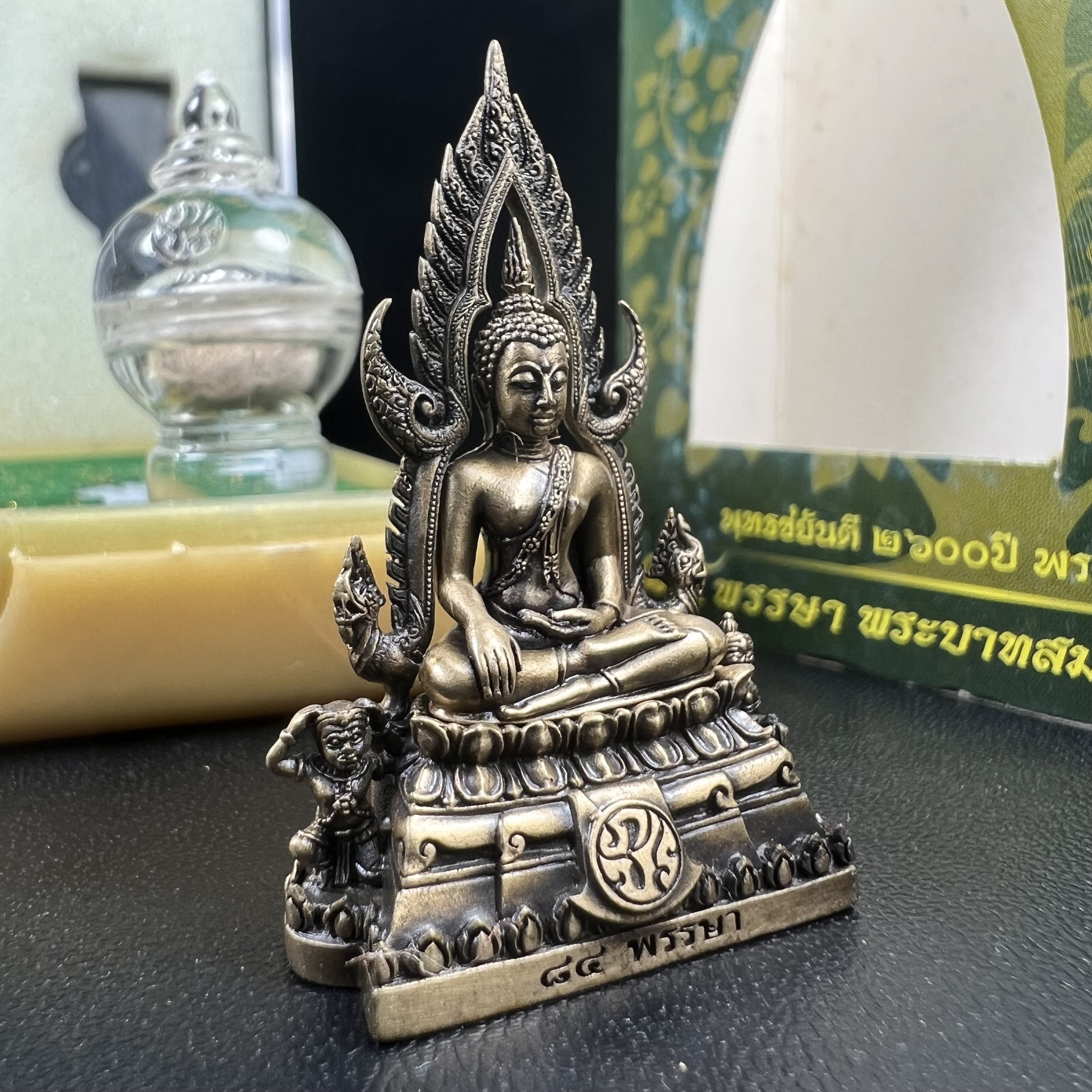 พระพุทธชินราช(จำลอง) ภปร. 84 พรรษา ปี 2554 เนื้อบรอนซ์รมดำซาติน พิมพ์กลางขนาดหน้าตัก 1/2 นิ้ว(พระราชทานมวลสาร จิตรลดาและเส้นพระเจ้า(เส้นผม)รัชกาลที่9)พุทธศิลป์ทรงคุณค่าอีกหนึ่งรุ่นยอดนิยม