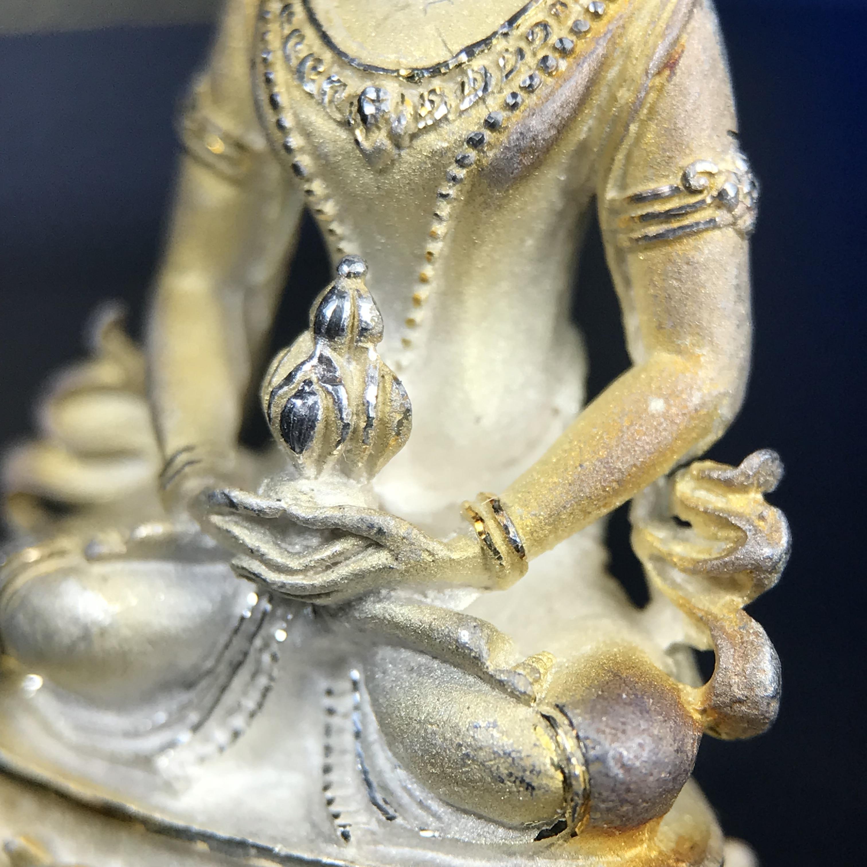 พระกริ่งอวโลกิเตศวร ( เจ้าแม่กวนอิม ) วัดโพธิ์แมนคุณาราม รุ่นอุดมโภคทรัพย์ พ.ศ.2539 เนื้อเงินพ่นทราย(ผิวเดิม ขึ้นสีรุ้งธรรมชาติ แบบนิยม เสน่ห์ของพระเนื้อเงิน) (พร้อมกล่องบรรจุการ์ดใบรับรองเดิมครบ)(อีกหนึ่งรุ่นยอดนิยม พุทธศิลป์สวยงดงาม)หายาก 1 ใน 5000 องค์