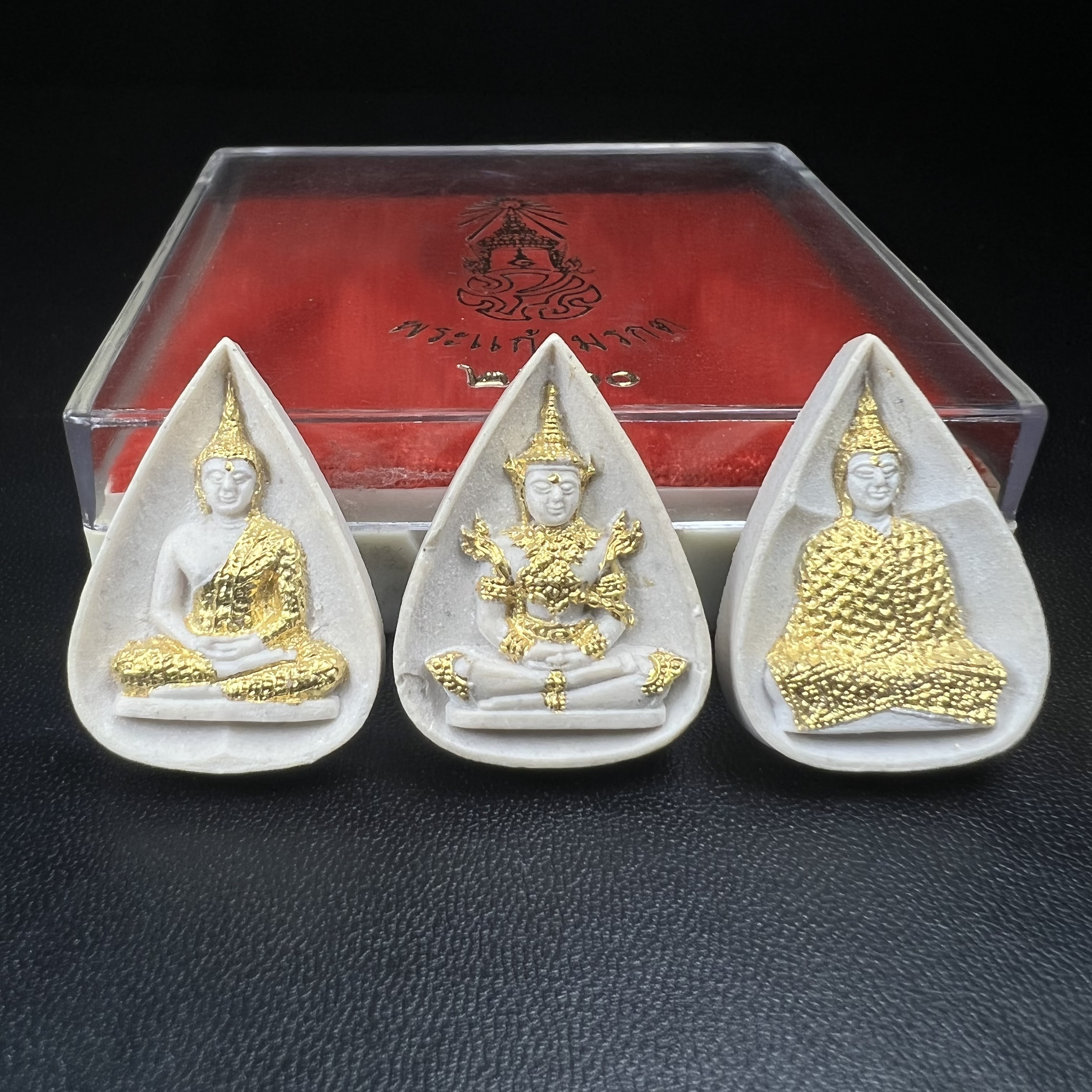 พระแก้วมรกต หลัง ภปร. เนื้อผง ปี2530 พระดี พิธีใหญ่ ประกอบพิธีพุทธาภิเษกพร้อมกับพิธีพระกริ่งปวเรศ ปี2530 วัดบวรนิเวศและวัดพระแก้ว(ครบชุดสามฤดูกล่องเดิมครบ)หายาก