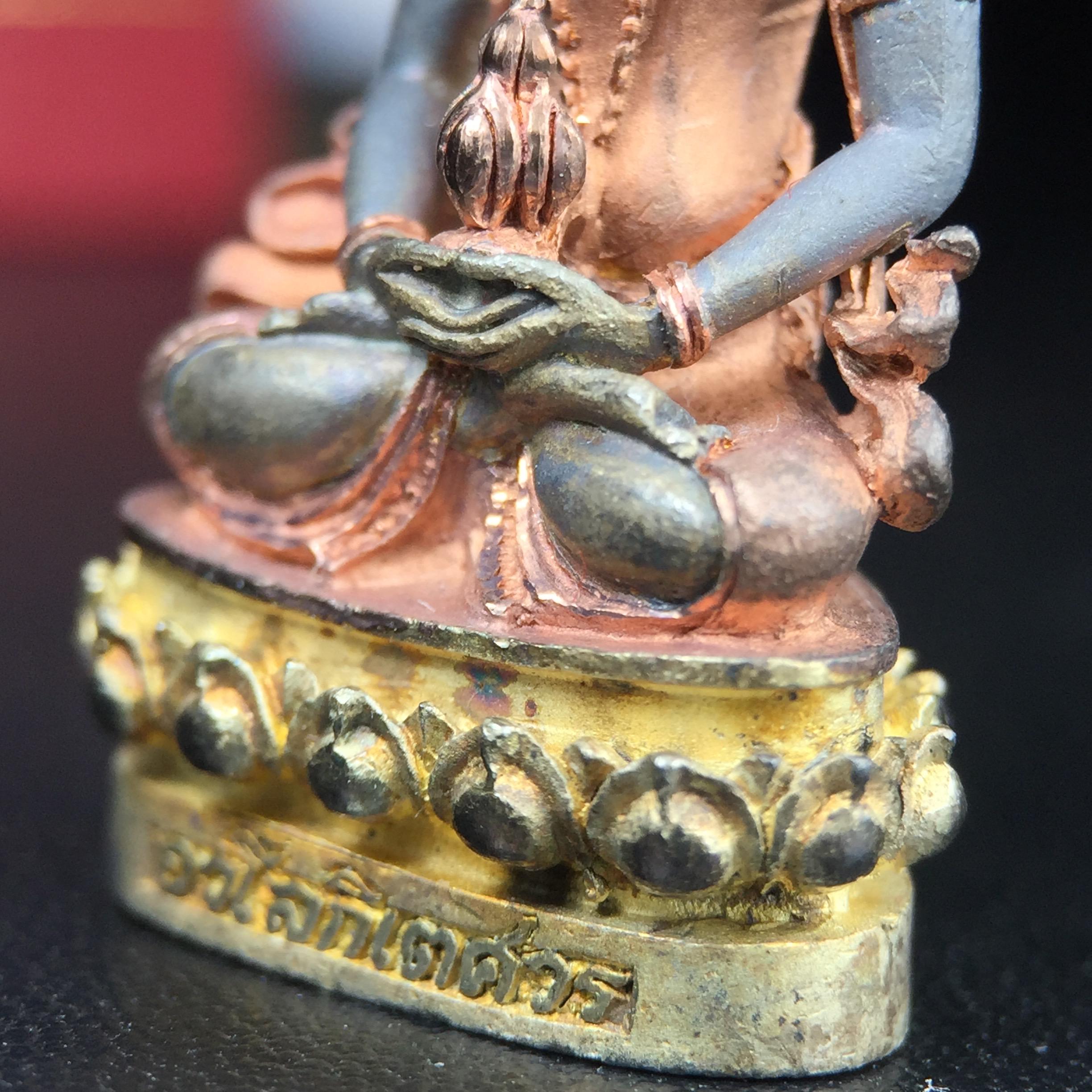 พระกริ่งอวโลกิเตศวร ( เจ้าแม่กวนอิม ) วัดโพธิ์แมนคุณาราม รุ่นอุดมโภคทรัพย์ พ.ศ.2539 เนื้อเงิน 3 กษัตริย์ พ่นทราย(ผิวเดิม ขึ้นสีรุ้งธรรมชาติ แบบนิยม เสน่ห์ของพระเนื้อเงิน) (พร้อมกล่องบรรจุการ์ดใบรับรองเดิมครบ) (อีกหนึ่งรุ่นยอดนิยม พุทธศิลป์สวยงดงาม)