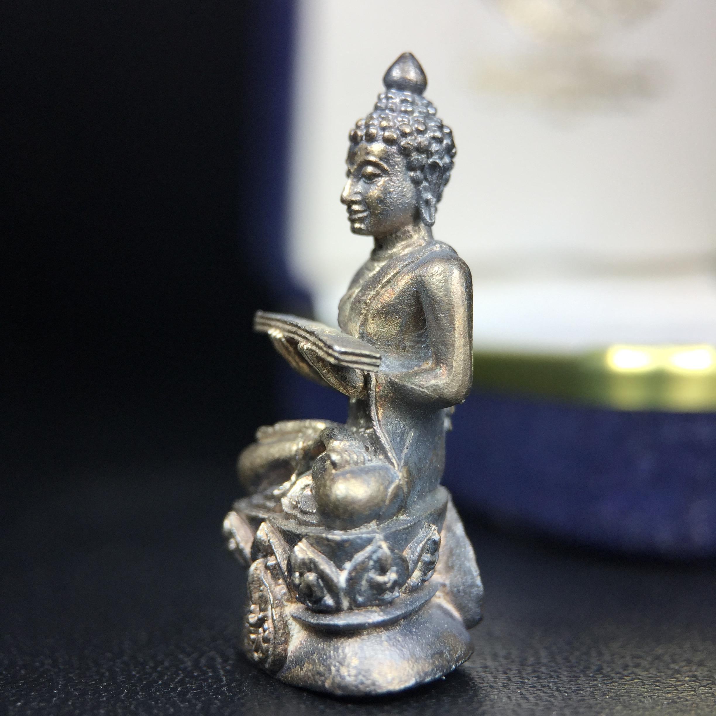 พระกริ่งปรมานุชิตชิโนรส วัดพระเชตุพนวิมลมังคลาราม(วัดโพธิ์) ปี2533 เนื้อเงิน ( ในหลวงรัชกาลที่9เสด็จเททอง)พิธีใหญ่ งดงามด้วยพุทธศิลป์เปี่ยมด้วยพุทธคุณ อีกหนึ่งรุ่นที่แนะนำสะสมบูชา