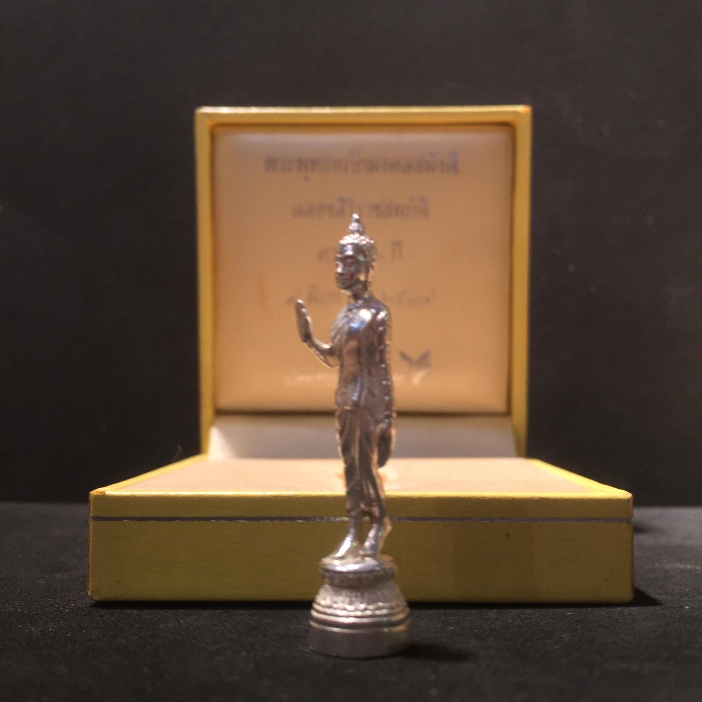 พระพุทธอภัยมงคลสมังคี ลอยองค์เนื้อเงิน สร้างเนื่องในมงคลโอกาสที่พระบาทสมเด็จพระเจ้าอยู่หัว ทรงครองสิริราชสมบัติครบ ๕๐ ปี พ.ศ.๒๕๓๙ ด้านหน้าประดิษฐานตราสัญลักษณ์งานฉลองสิริราชสมบัติครบ ๕๐ ปี