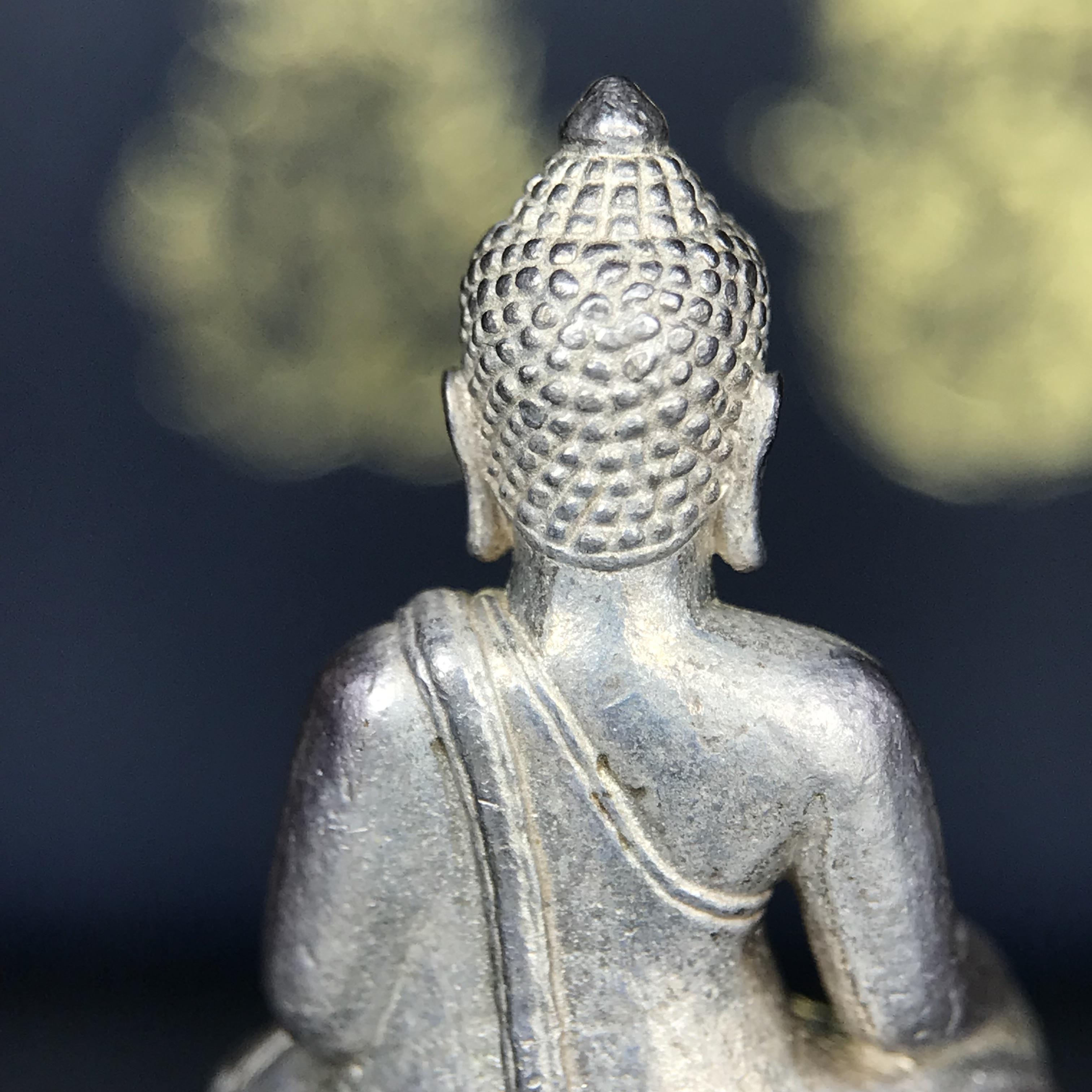 พระกริ่งพระพุทธนรสีห์ จปร.+ภปร. ครบรอบ 100 ปี ธนาคารไทยพาณิชย์ ปี 2550 พระกริ่งเนื้อเงิน(หายาก)(พุทธศิลป์งดงาม)ด้านหน้าฐานประดับด้วยตราสัญลักษณ์ "จปร" และ "ภปร" (องค์เนื้อเงินสร้างน้อย พบเจอน้อยหายาก)1 ใน 2500 องค์