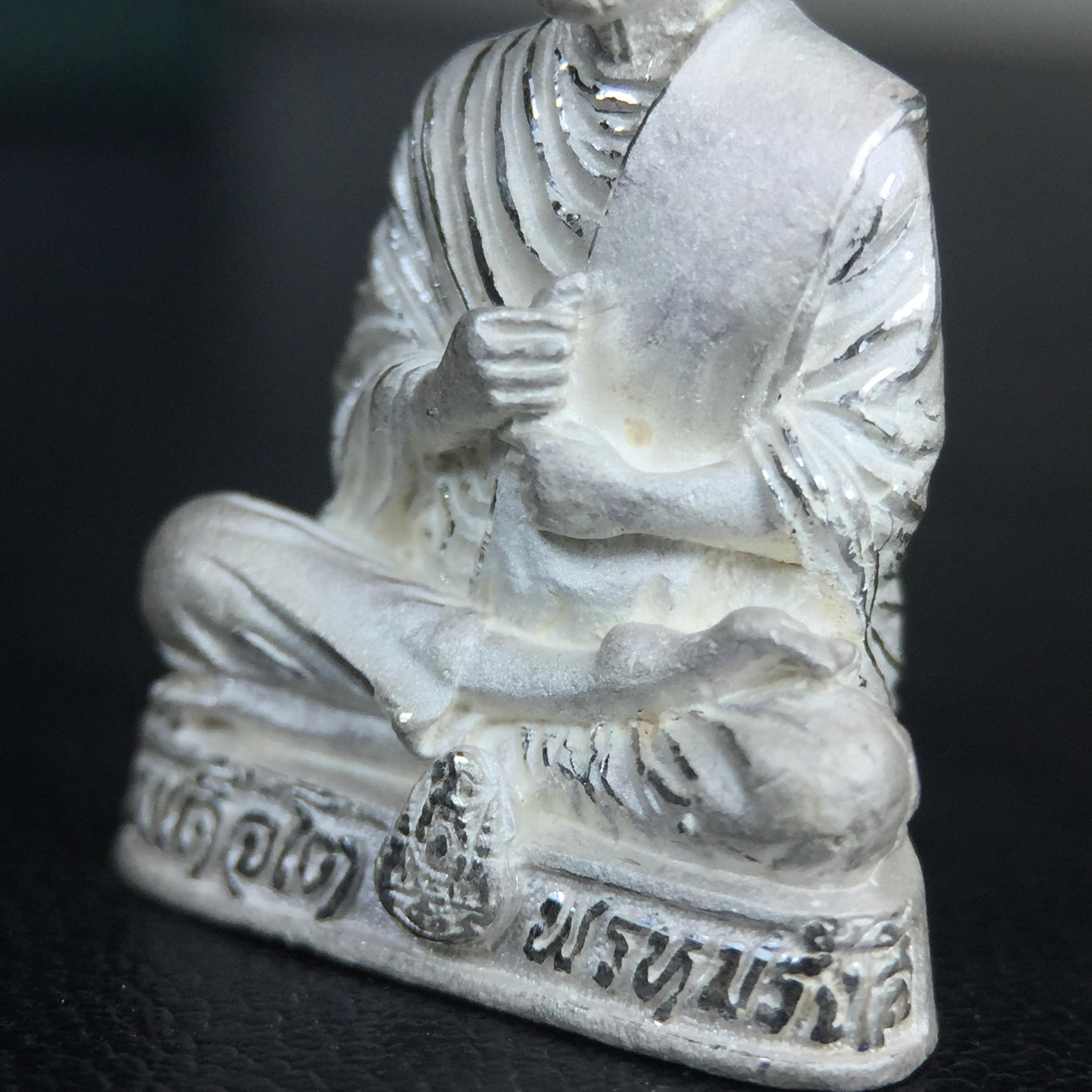 รูปเหมือนสมเด็จพระพุฒาจารย์ (โต พรหมรังสี)วัดใหม่อมตรส บางขุนพรหม ปี2540 รุ่นกาญจนาภิเษก จัดสร้างในวโรกาสที่รัชกาลที่ 9 ทรงครองสิริราชสมบัติ ครบ 50ปี ลอยองค์พิมพ์ใหญ่ เนื้อเงินบริสุทธิ์ 99.9% แบบทรายนวลขัดเงาบางส่วน พร้อมกล่องใบรับรองเดิมครบ