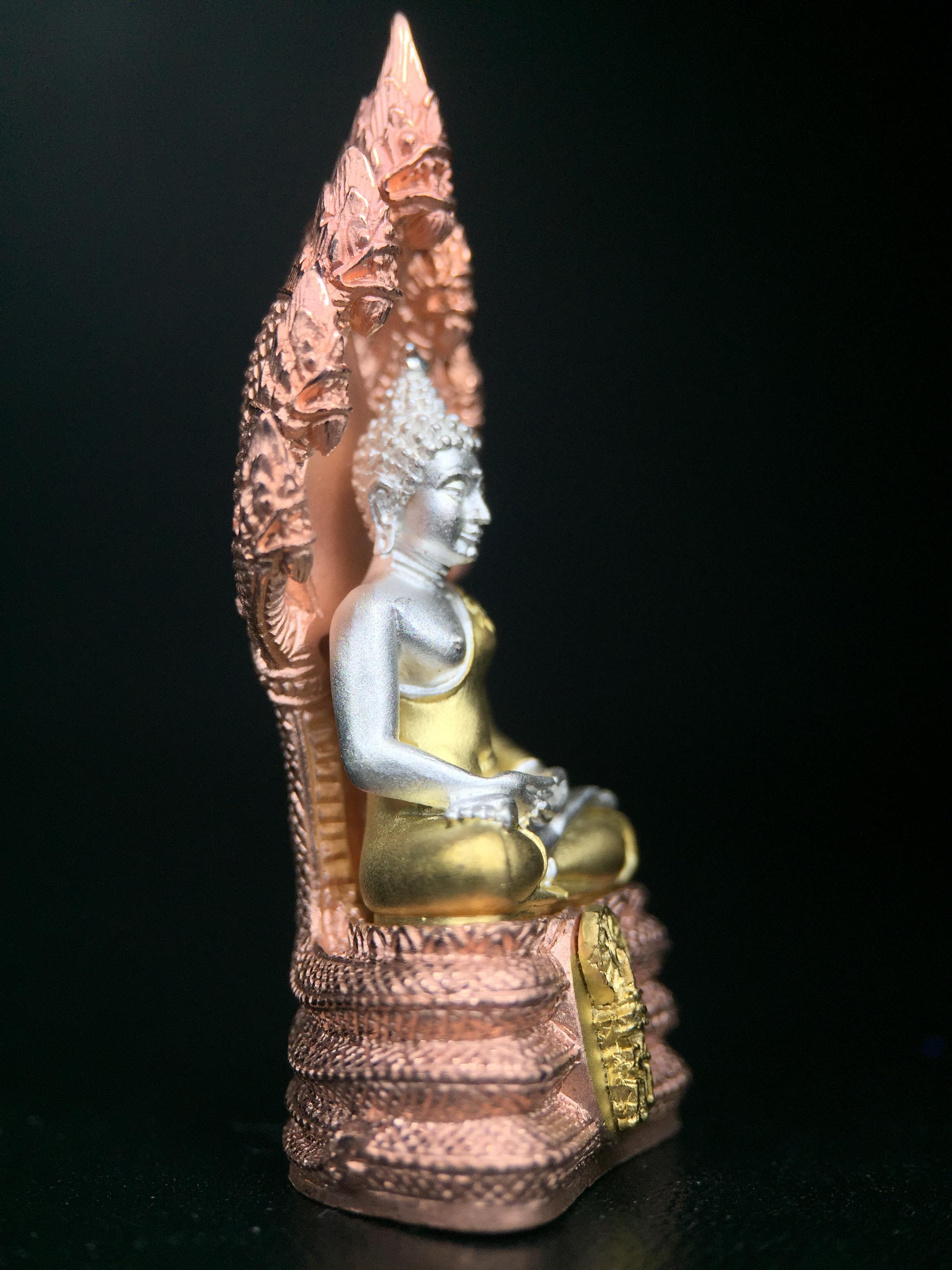 พระนาคปรก สธ. รุ่นสร้างพระอุโบสถเฉลิมพระเกียรติ 4 รอบ 84 พรรษา สมเด็จพระเทพรัตนราชสุดาฯ วัดบวรนิเวศวิหาร ปี 2543 พิมพ์ใหญ่ เนื้อเงินบริสุทธิ์ ชุบสามกษัตริย์แบบพ่นทรายขัดเงาบางส่วน(สภาพ สวย )พิธีใหญ่ พุทธศิลป์งดงาม หายาก (1 ใน 1999 องค์)