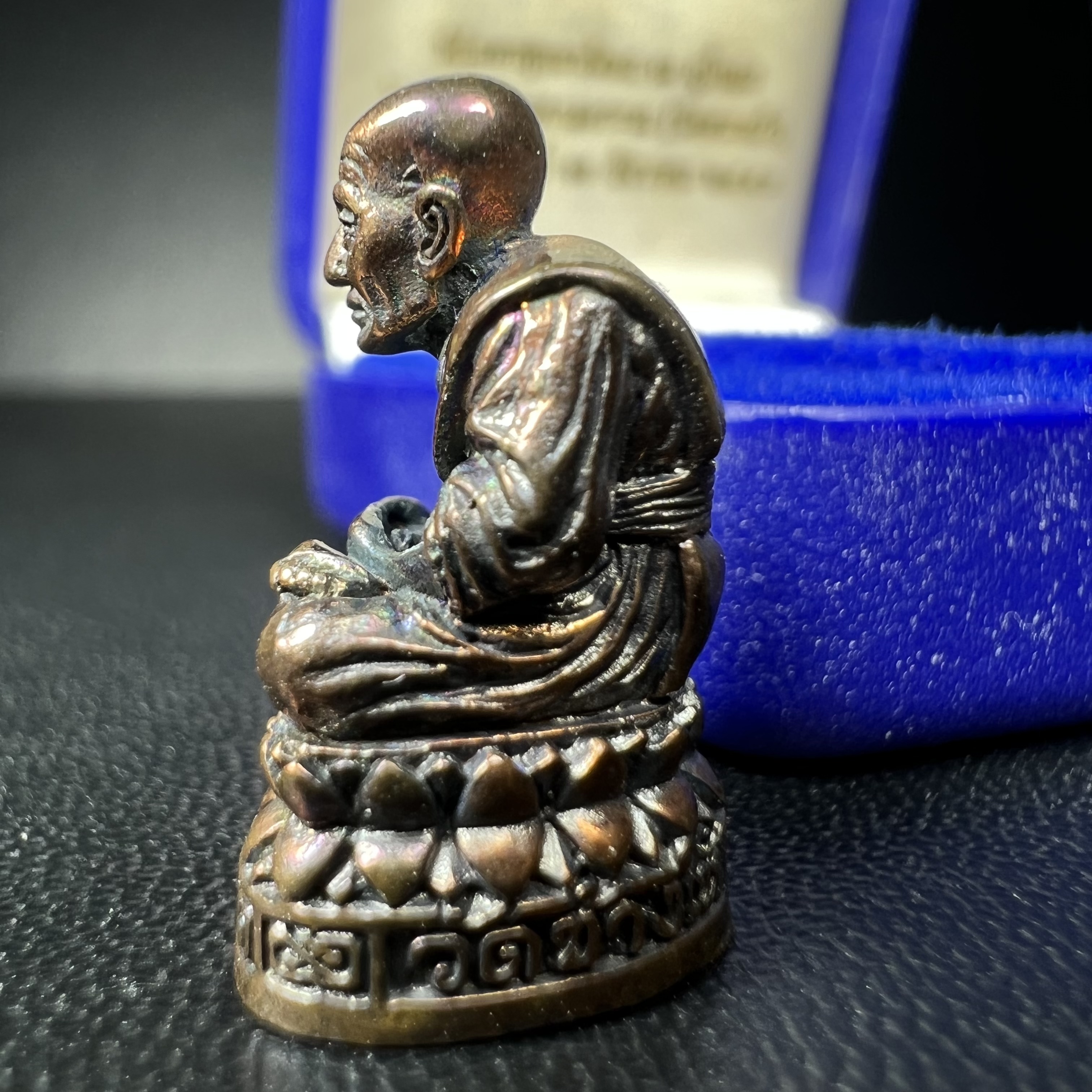 รูปเหมือนหล่อลอยองค์หลวงปู่ทวด รุ่น 111ปี กระทรวงกลาโหม เนื้อนวโลหะรมดำ-ปัดเงา ปี2540 พิธีใหญ่ สภาพสวย เข้มขลัง นิยม พร้อมกล่องบรรจุเดิม