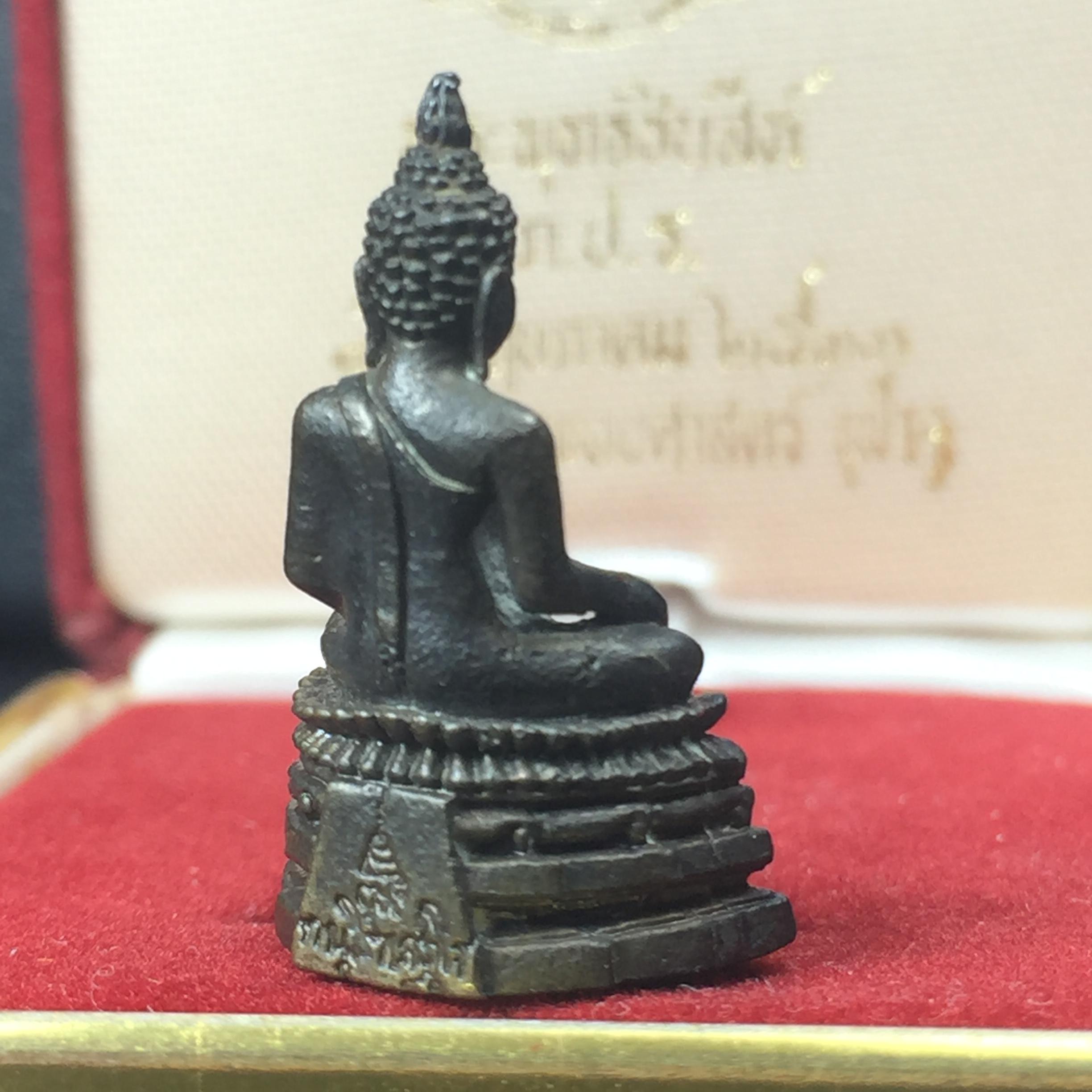 พระกริ่งพระพุทธชินสีห์ ภปร ทันโตเสฏโฐ ปี 2533 เนื้อนวโลหะ (วัตถุมงคลหนึ่งเดียวที่บรรจุพระทนต์(ฟัน)ในหลวงรัชกาลที่9 พระราชทานให้จัดสร้าง)(1ใน1999องค์)