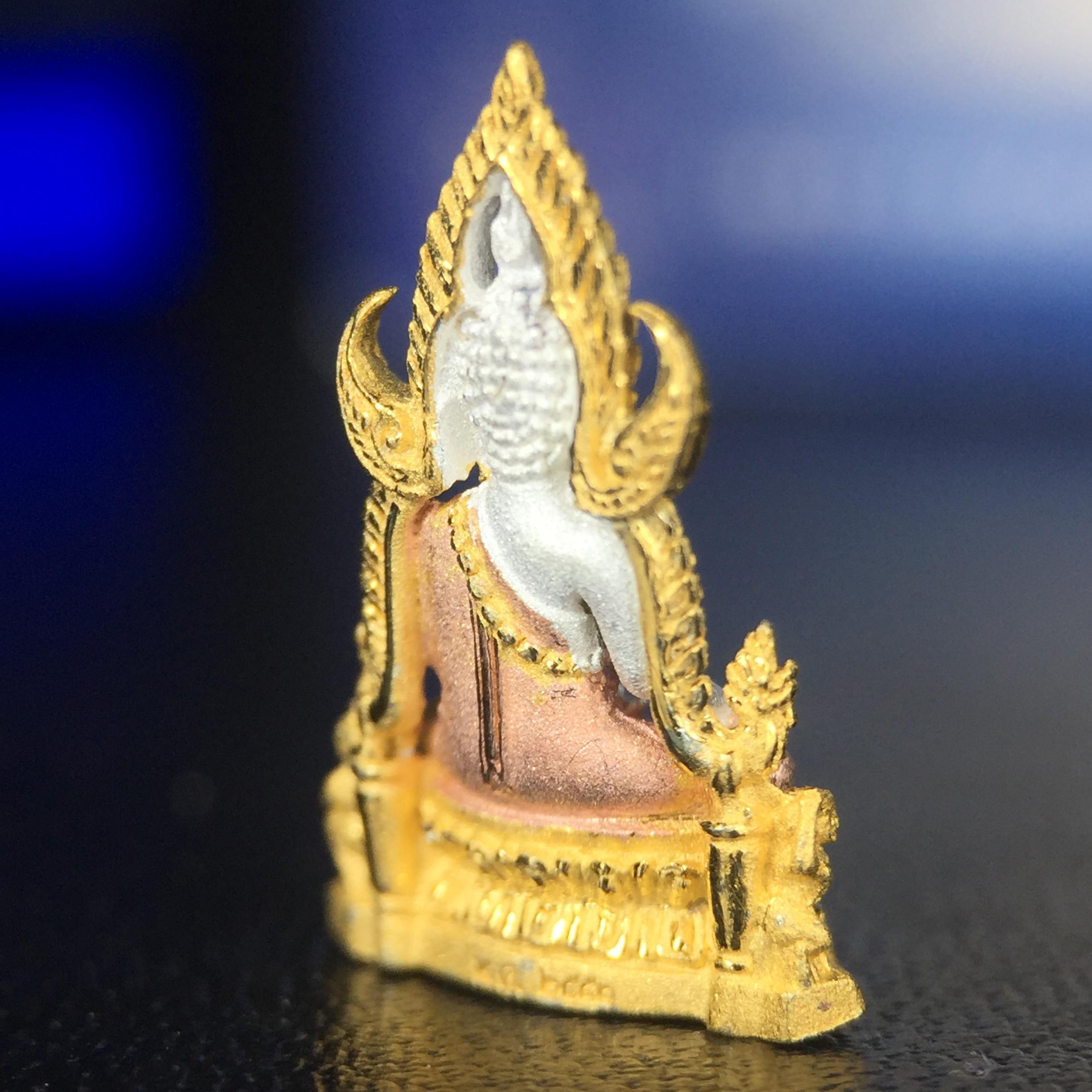 พระพุทธชินราช ภปร. โครงการ เพราะแผ่นดินนี้คือแผ่นดินเกิด เนื้อเงินชุบสามกษัตริย์ ปี2551 ขนาดหน้าตัก1/4นิ้ว (สวยงามหายาก)